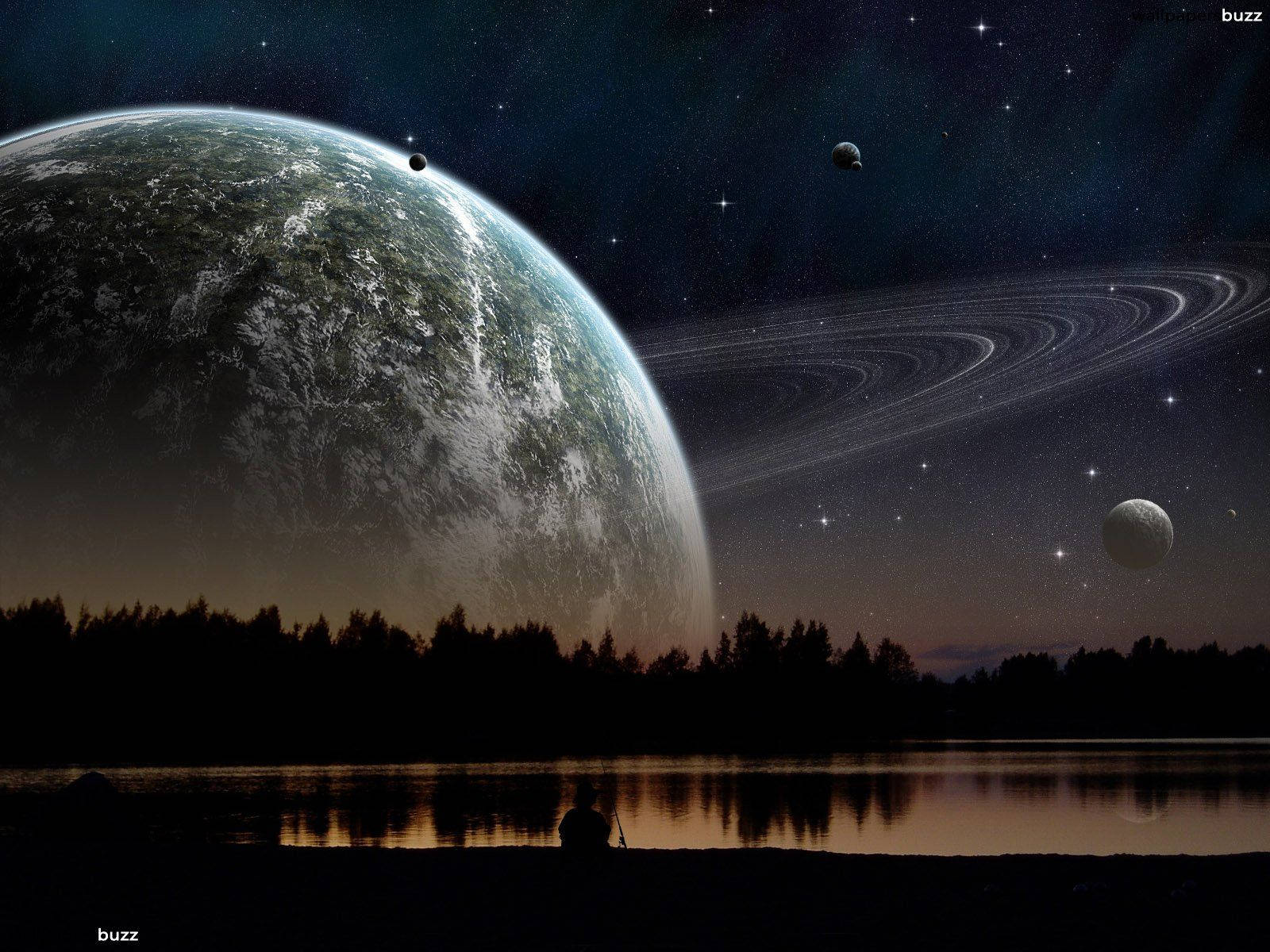 土星 桌布 壁紙 — 一個孤獨的身影坐在湖邊，在暮色中仰望巨大外星行星和旋轉的環，背景是繁星點點的宇宙天空。