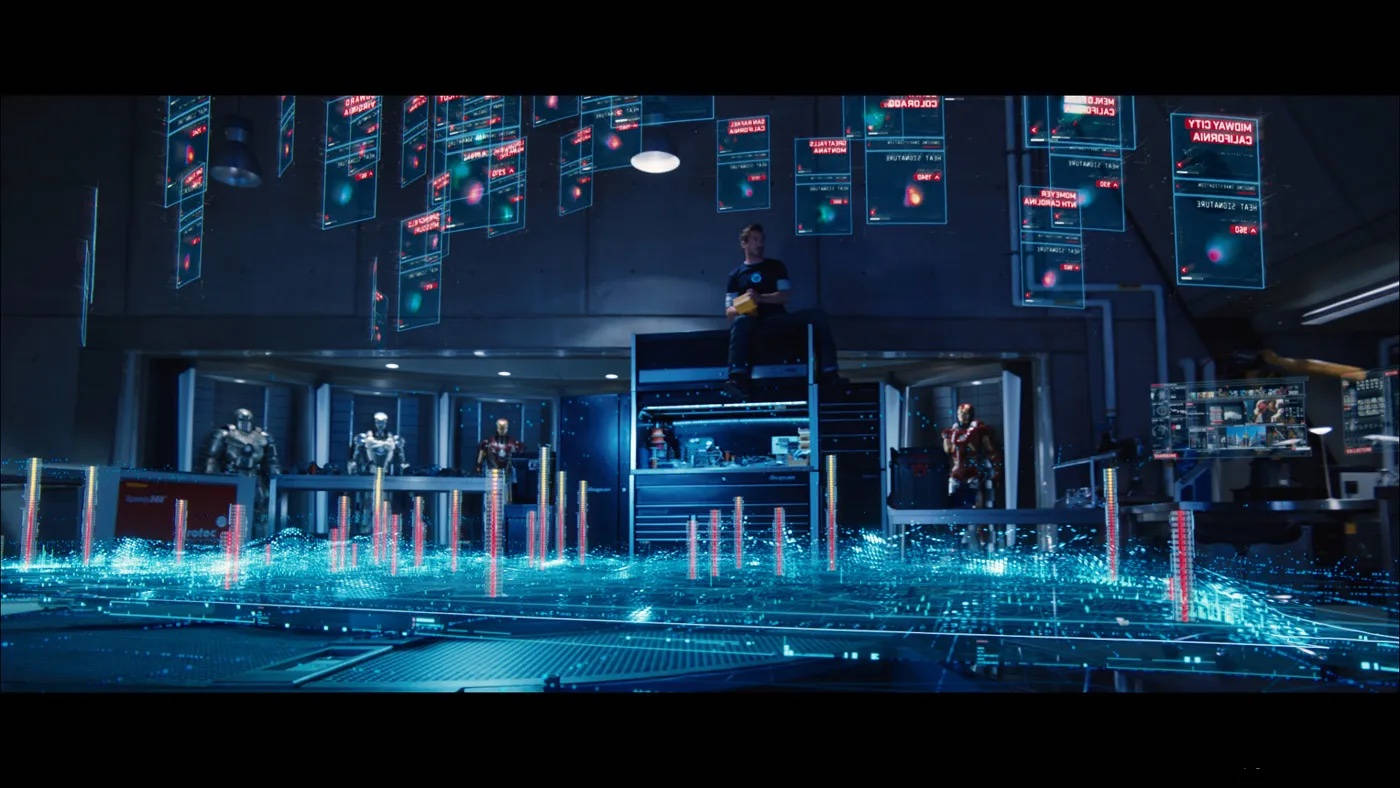 tony stark 桌布 壁紙 — 一個孤獨的身影坐在發光的藍色數據平台上，身處高科技指揮中心，周圍環繞著浮動的全息螢幕和機器人。