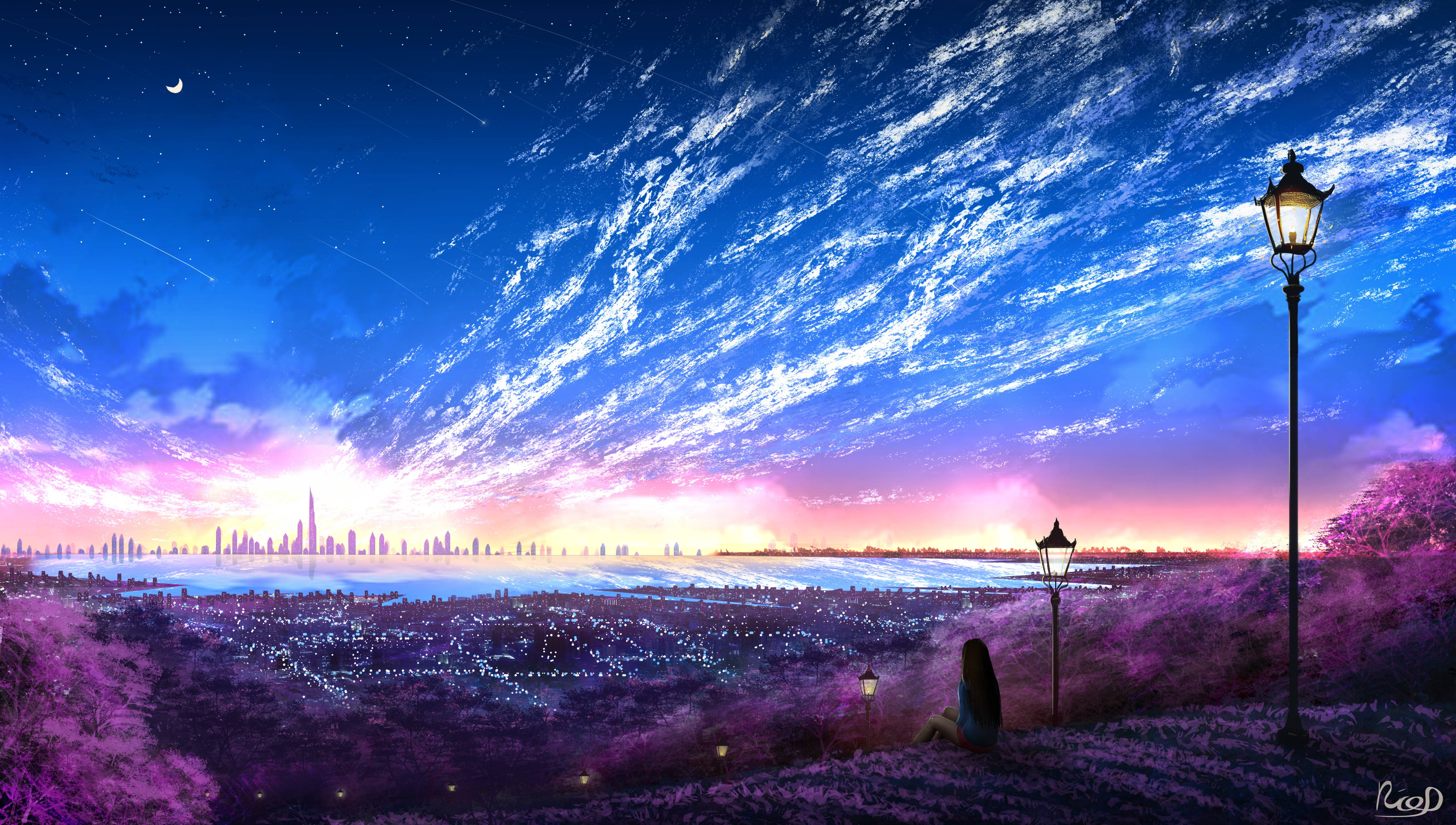 動漫 4K 桌布 壁紙 — 一個孤獨的身影坐在發光的街燈下，俯瞰著城市天際線，天空是充滿宇宙雲彩和新月的 vibrant 暮色。