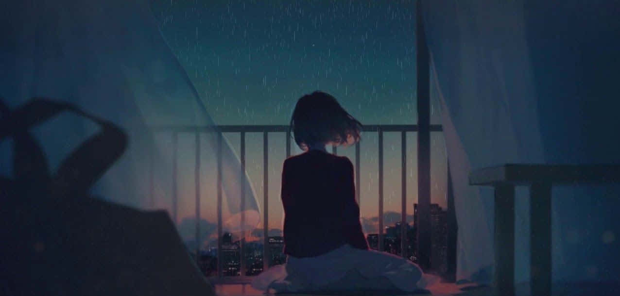 動漫女孩 桌布 壁紙 — 一個孤獨的身影坐在陽台上，在黃昏時分看著雨水落在下方燈火輝煌的城市景觀上。
