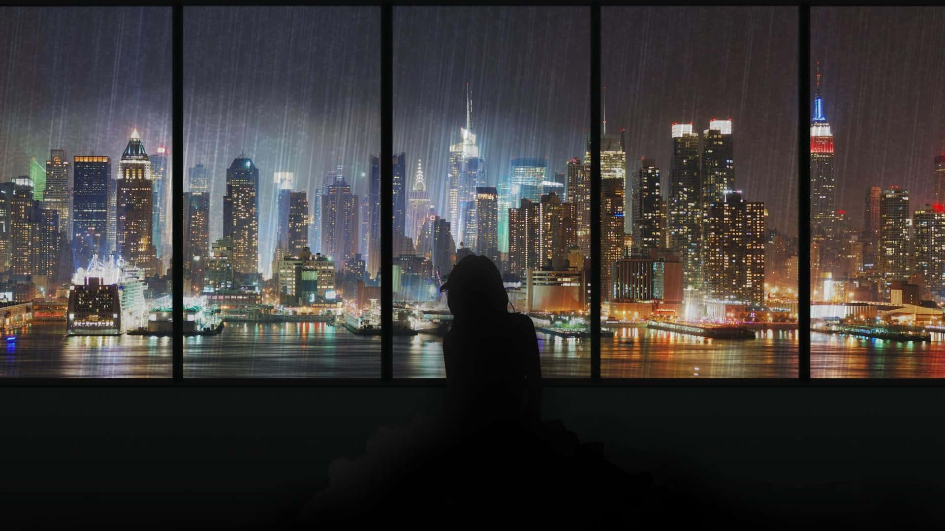 動漫 桌布 壁紙 — 一個孤獨的身影坐在雨痕斑斑的窗邊，凝視著夜晚充滿活力的霓虹燈城市景觀。