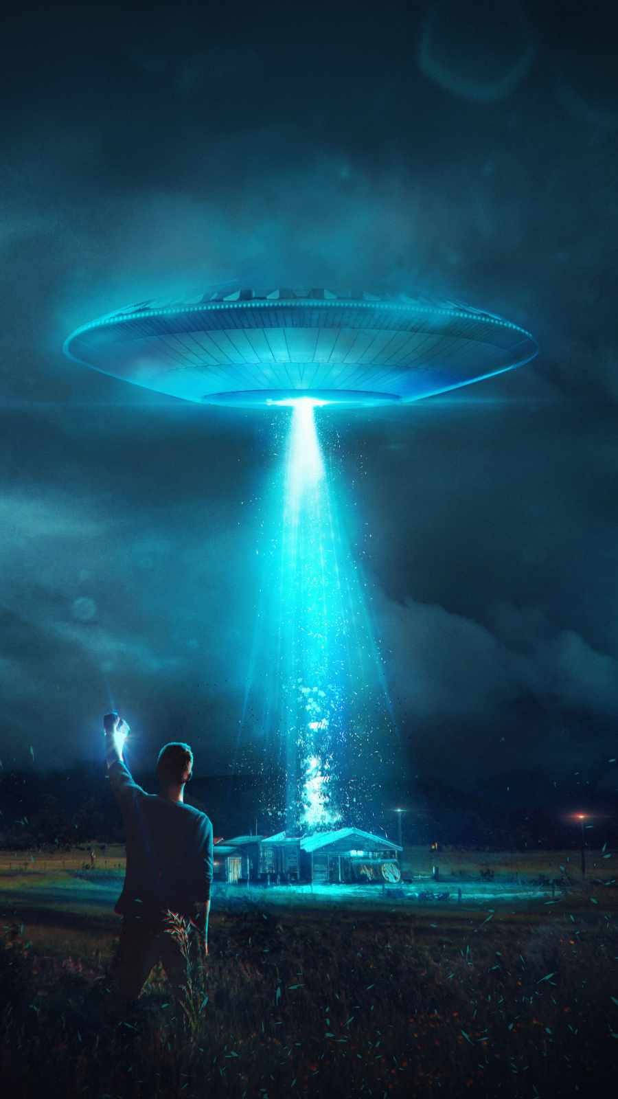 幽浮 桌布 壁紙 — 一個孤獨的身影夜晚站在田野中，舉起手電筒照向懸浮在小房子上方的一個巨大發光不明飛行物。