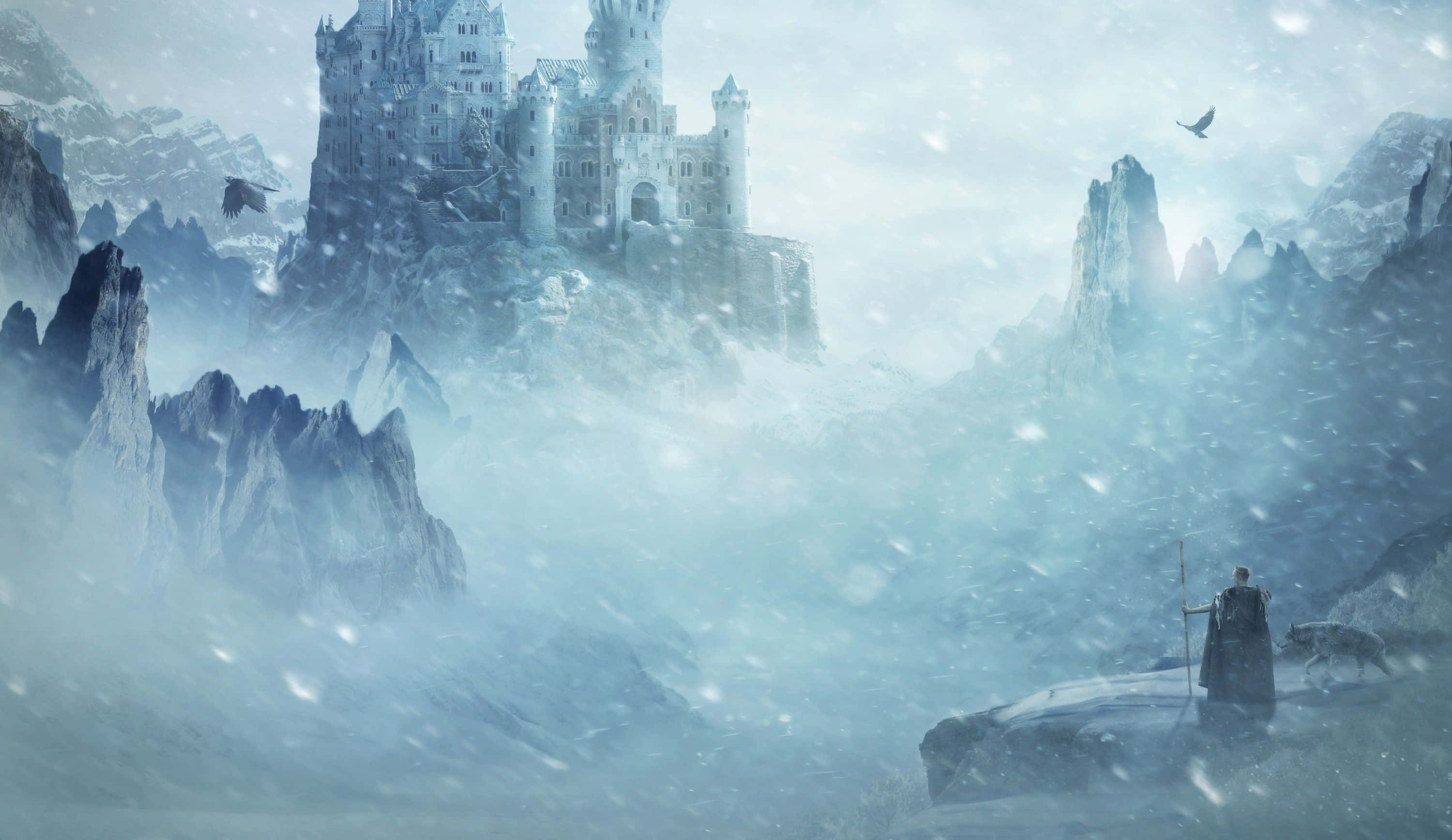 城堡動畫 桌布 壁紙 — 一個孤獨的身影帶著一匹狼，站在暴風雪中，位於冰封山頂上雄偉的雪覆城堡前。
