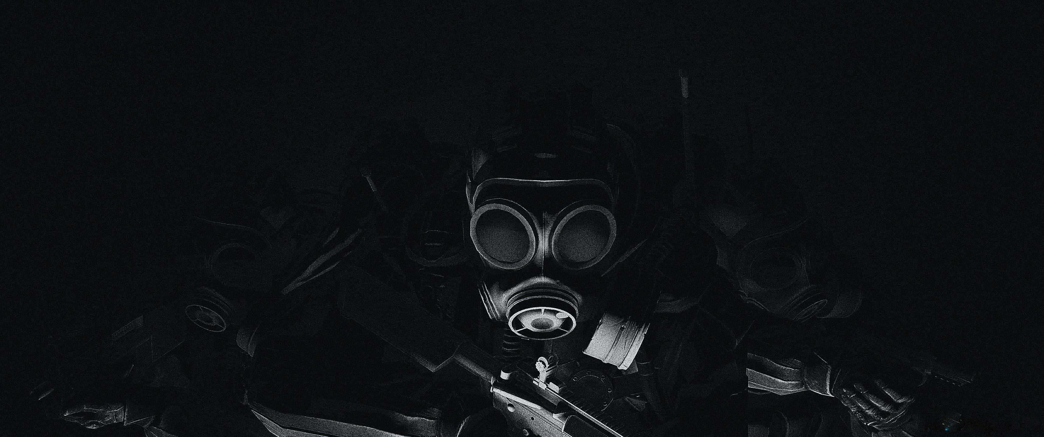 3440x1440p Counter-strike Global Offensive 桌布 壁紙 — 一個孤獨的身影戴著防毒面具和戰術裝備，從黑暗中出現，手持步槍，在 stark 單色場景中。
