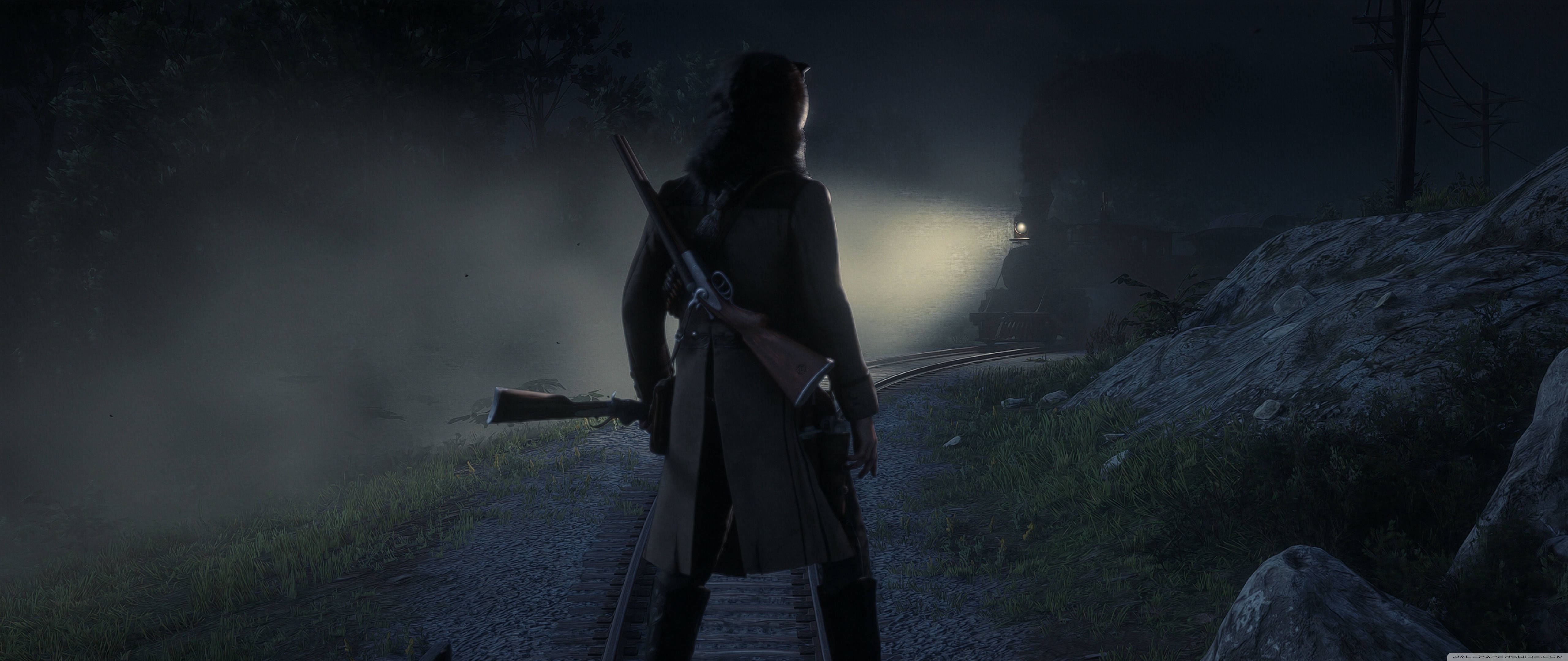 Red Dead Redemtion 2 桌布 壁紙 — 一個孤獨的身影手持步槍，夜晚站在火車軌道上，火車的頭燈劃破前方的迷霧。