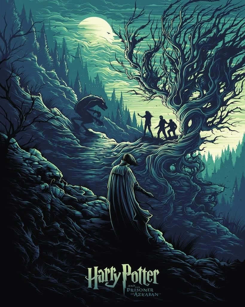 The Prisoner Of Azkaban 桌布 壁紙 — 一個孤獨的身影披著斗篷，在黑暗的森林中，在發光的月亮下，朝一棵怪異的樹走去，三個剪影站在樹前。