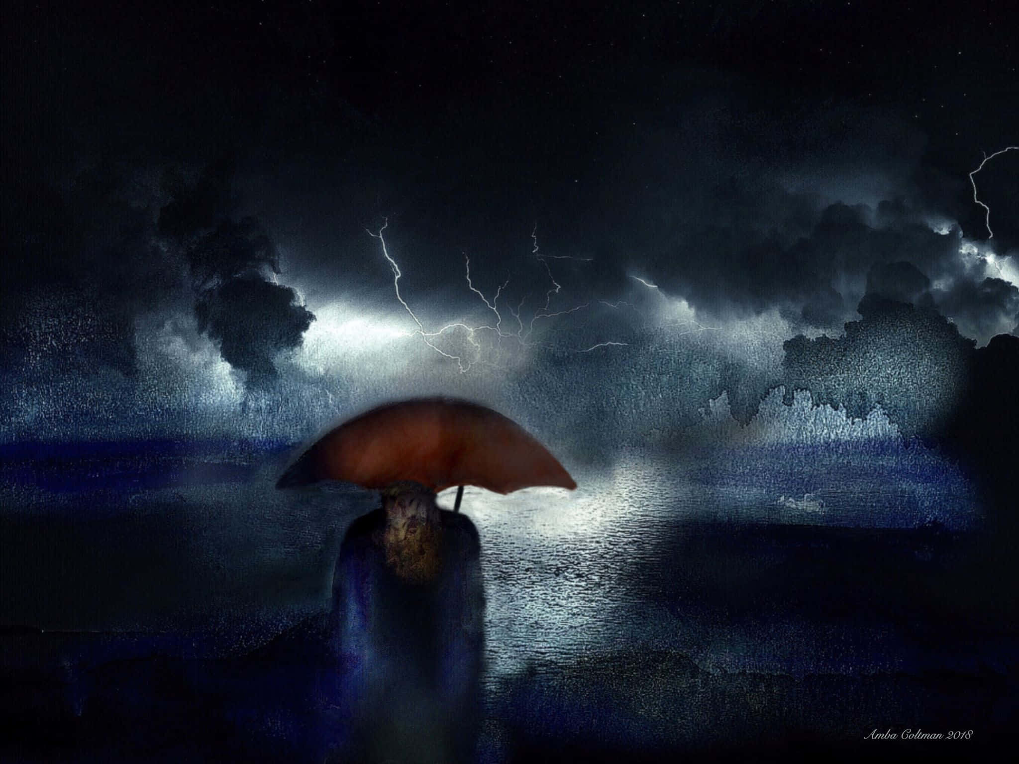 Stormy 桌布 壁紙 — 一個孤獨的身影拿著生鏽的雨傘，在暴風雨的夜空下形成剪影，生動的閃電照亮了烏雲和反射的水面。