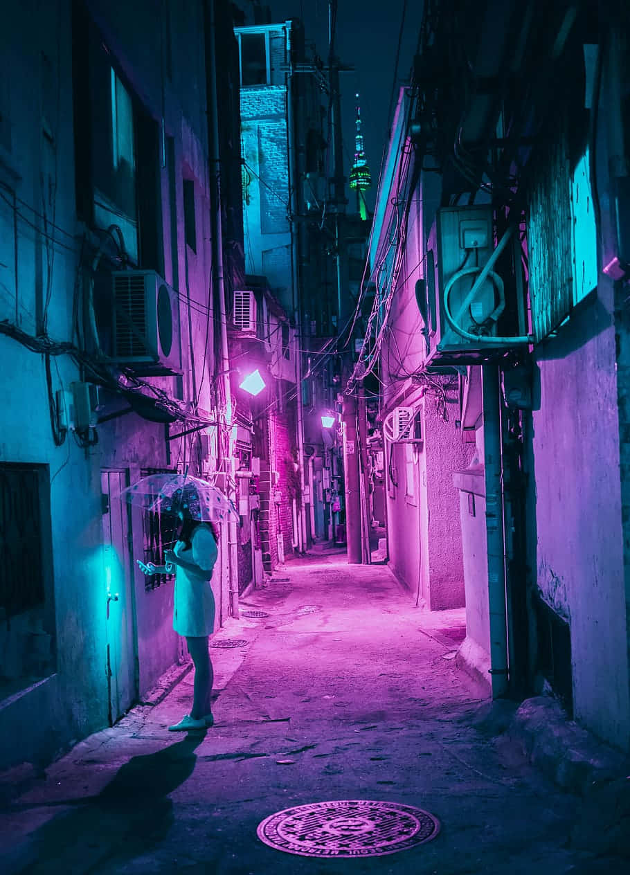 攝影 桌布 壁紙 — 一個孤獨的身影拿著透明雨傘，夜晚走過一條充滿霓虹燈的小巷，沐浴在電光紫和青色的燈光中。
