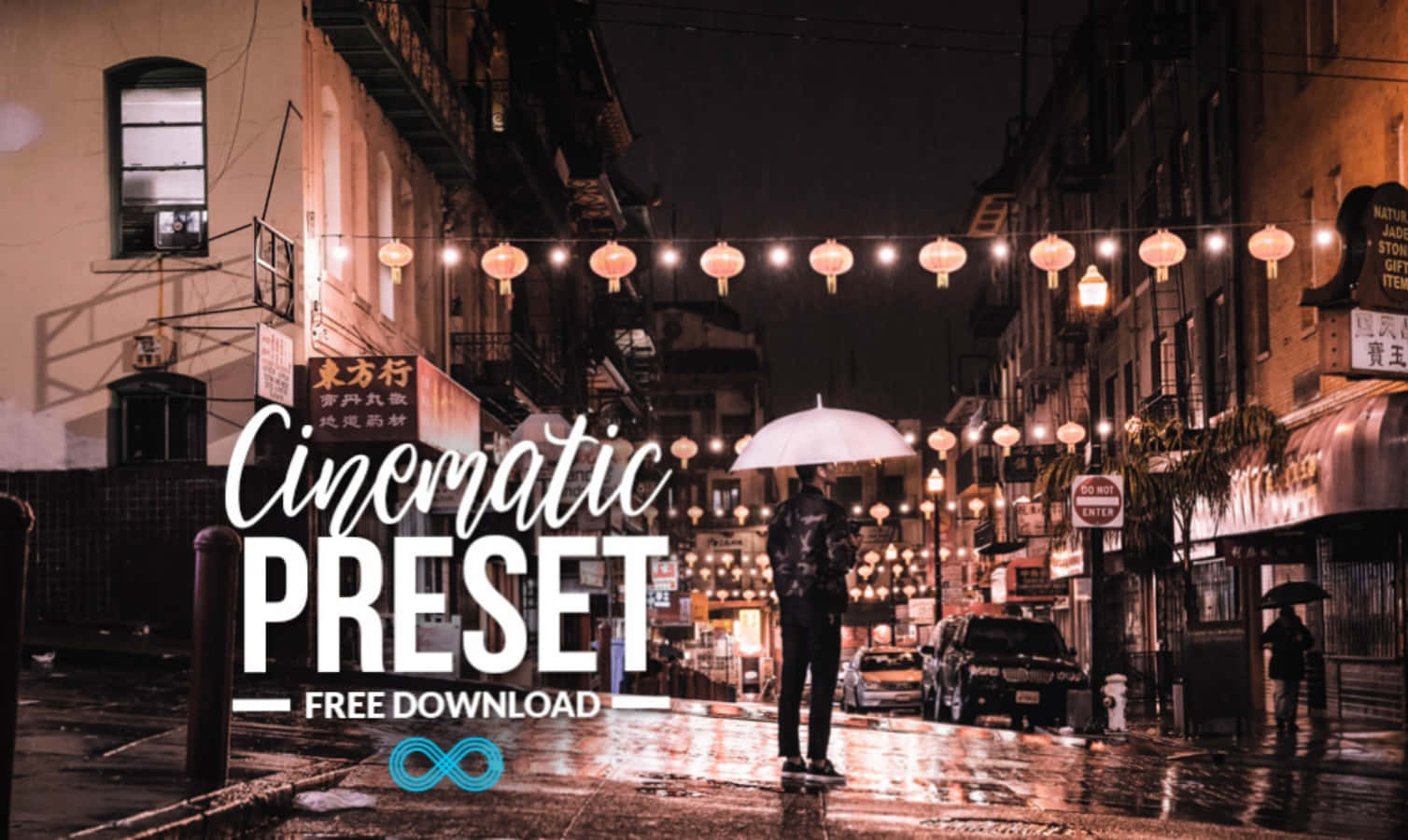 攝影 桌布 壁紙 — 一個孤獨的身影撐著傘，在夜晚的雨中城市街道上，在發光的紙燈籠和溫暖的路燈下行走。