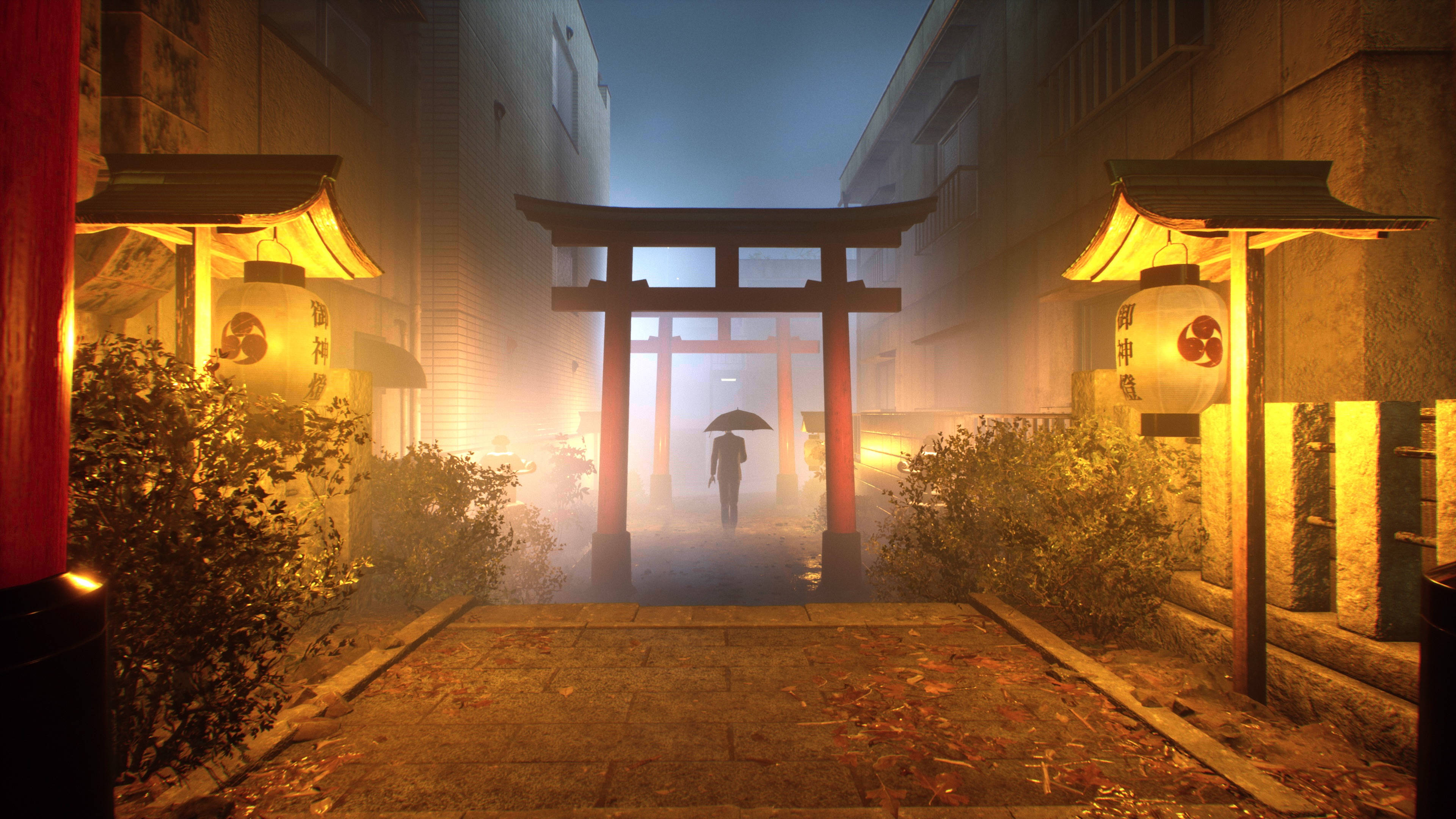 Ghostwire Tokyo 桌布 壁紙 — 一個孤獨的身影撐著傘，在夜晚穿過霧氣瀰漫的日本鳥居，兩旁是發光的燈籠和秋葉。