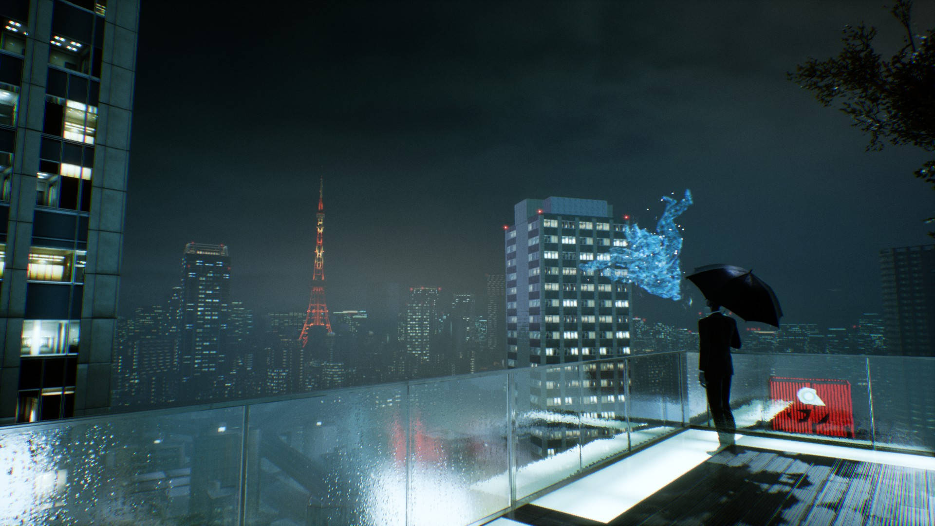 Ghostwire Tokyo 桌布 壁紙 — 一個孤獨的身影撐著傘，站在被雨水浸濕的屋頂上，俯瞰著夜晚霓虹燈閃爍的東京天際線，遠處有一座發光的塔。