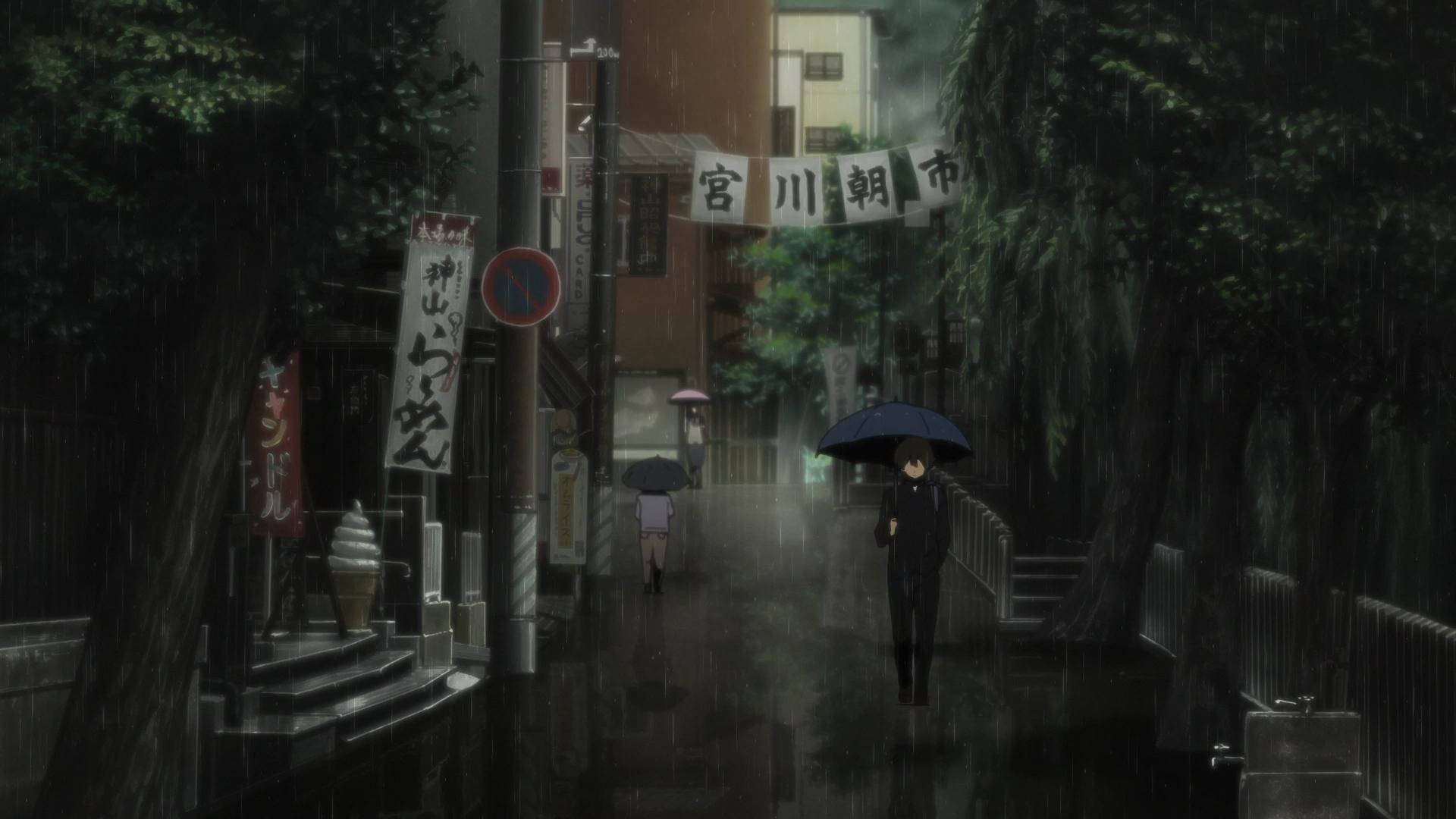 Hyouka 桌布 壁紙 — 一個孤獨的身影撐著傘，走在被雨水浸濕的日本街道上，街道兩旁種滿樹木和傳統招牌，天空陰沉。