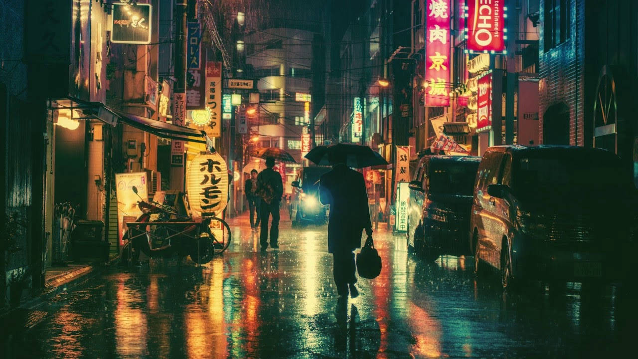 嘻哈 桌布 壁紙 — 一個孤獨的身影撐著傘，走在霓虹燈照亮、雨水浸濕的日本街道上，映照出鮮豔的招牌和溫暖的燈光。