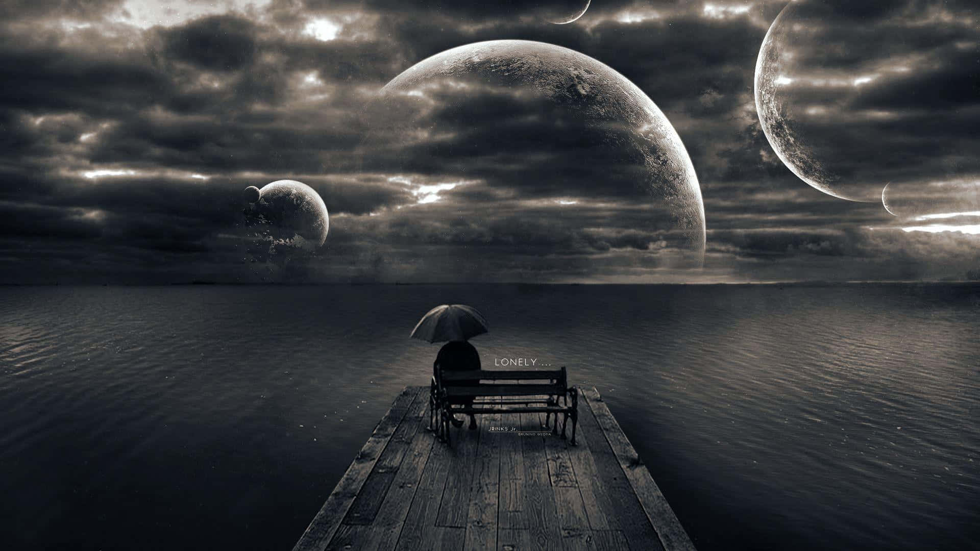 I Am Alone 桌布 壁紙 — 一個孤獨的身影撐著傘坐在木碼頭上，凝視著充滿巨大月亮和暴風雲的超現實天空。