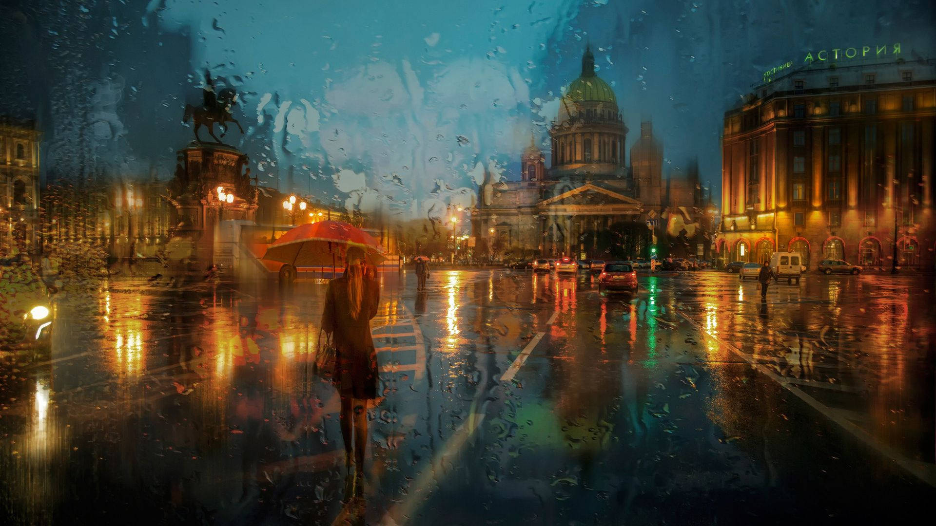 Saint Petersburg 桌布 壁紙 — 一個孤獨的身影撐著紅傘，在夜晚雨濕的街道上行走，溫暖的路燈和霓虹燈在濕漉漉的人行道上反射。