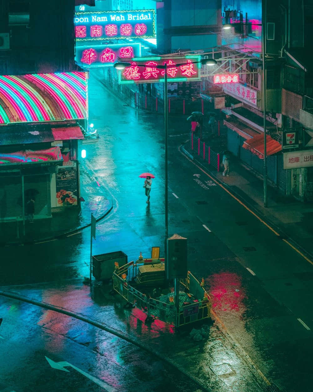 紅色美學動圖 桌布 壁紙 — 一個孤獨的身影撐著紅色雨傘，在繁華的亞洲城市夜晚，走在一條霓虹燈照亮、雨水浸濕的小巷中。