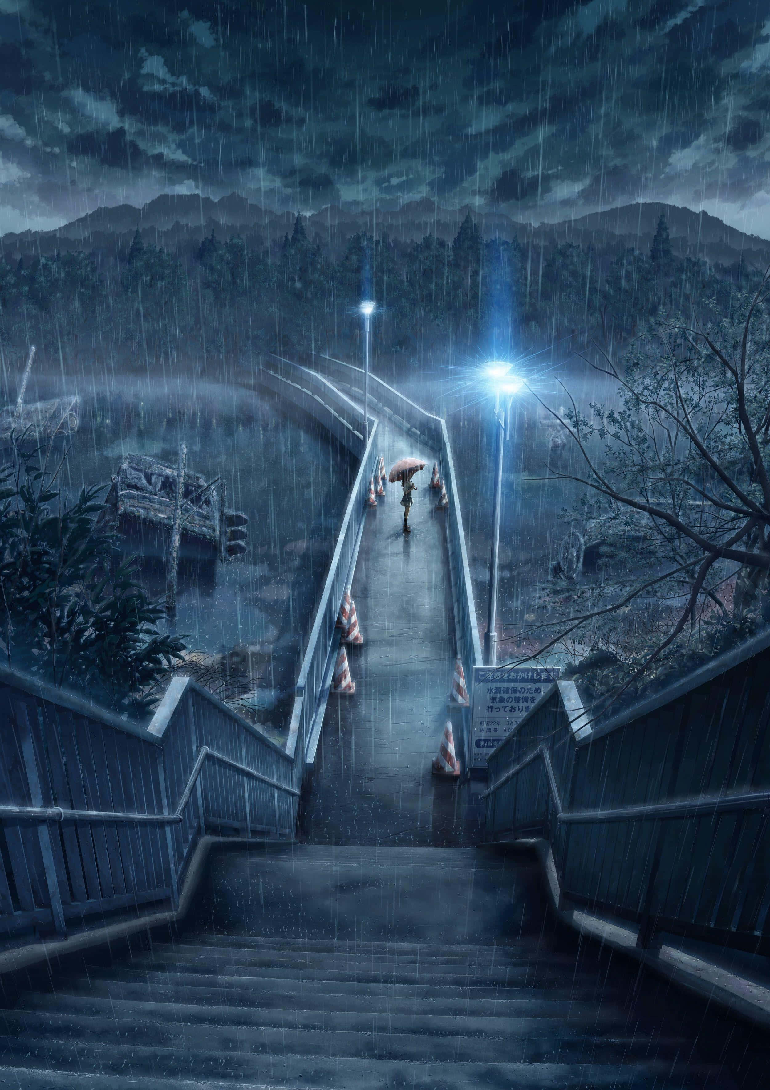 Rain Anime 桌布 壁紙 — 一個孤獨的身影撐著雨傘，在夜晚沿著被雨水打濕的橋樑行走，在發光的街燈下，背景有山脈。