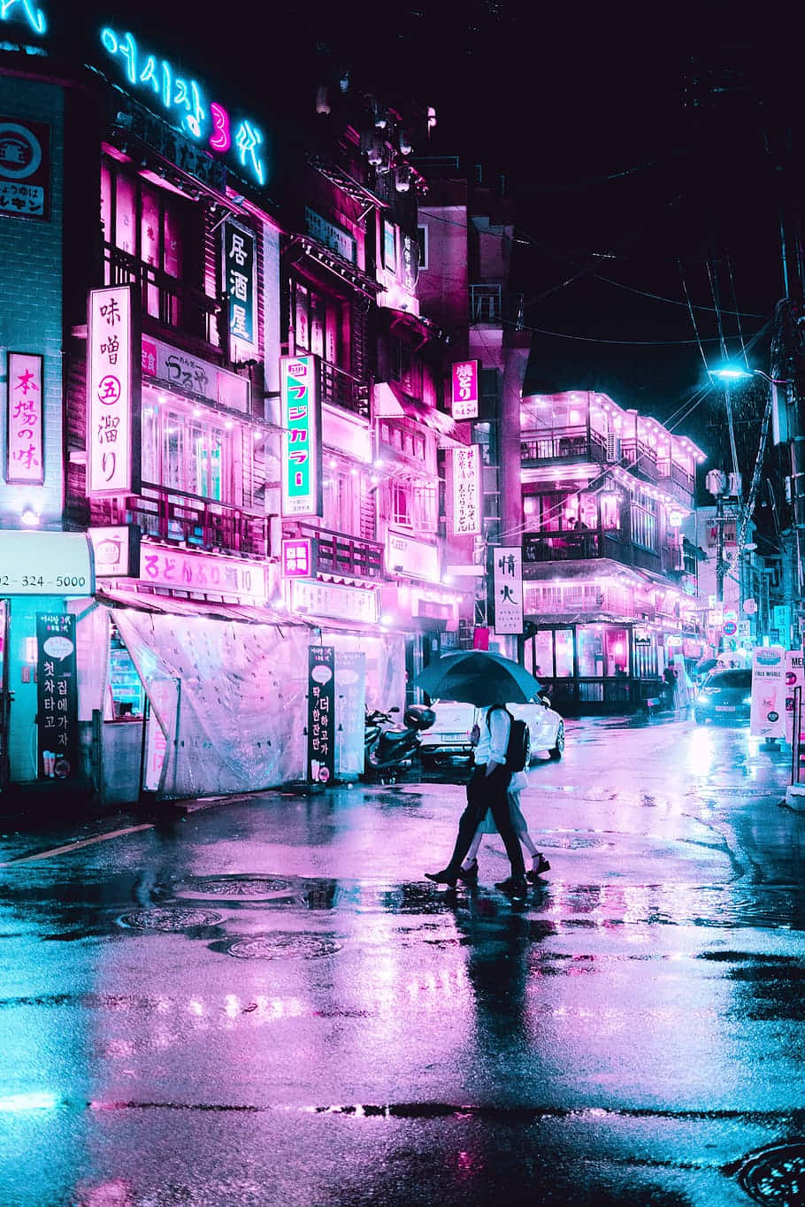 Blue And Pink Aesthetic Neon 桌布 壁紙 — 一個孤獨的身影撐著雨傘，在夜晚走過一條被霓虹燈浸透、雨水浸濕的城市街道，反射出鮮豔的粉紅色和藍色燈光。