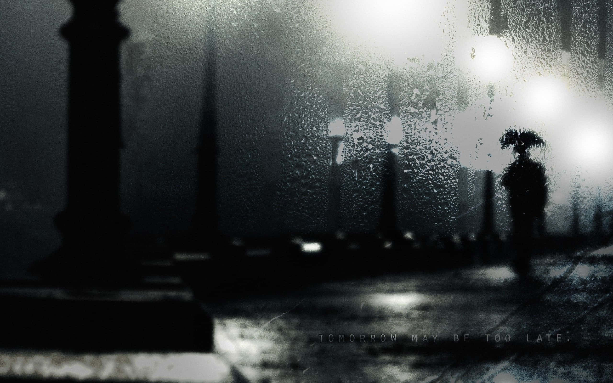 Rainy 桌布 壁紙 — 一個孤獨的身影撐著雨傘，在夜晚走過被雨水浸濕的城市街道，透過帶有水痕的窗戶觀看，背景中閃爍著街燈。