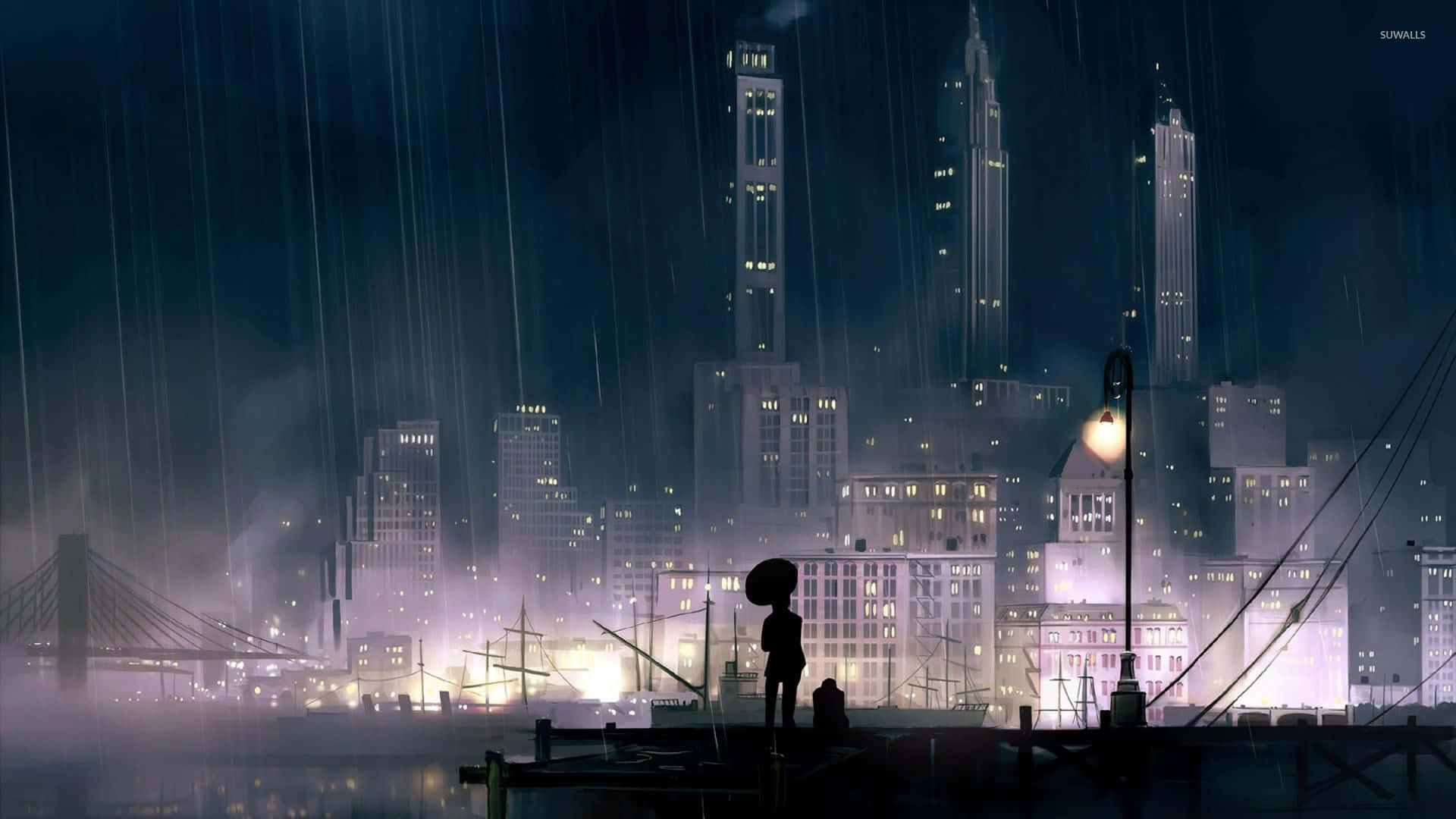 Rainy 桌布 壁紙 — 一個孤獨的身影撐著雨傘，夜晚站在雨中的碼頭上，以霧中高樓大廈和橋樑閃爍的城市天際線為背景形成剪影。