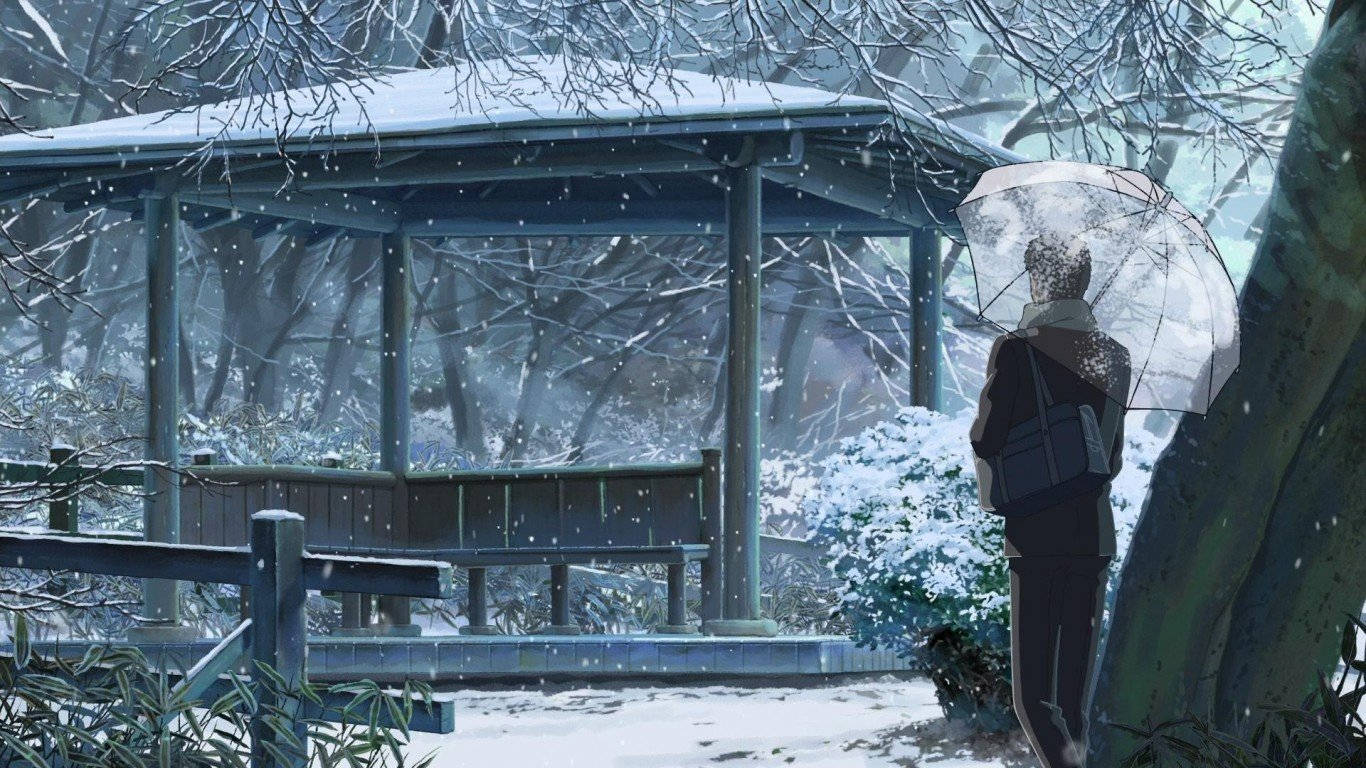 Makoto Shinkai 桌布 壁紙 — 一個孤獨的身影撐著雨傘，站在白雪覆蓋的涼亭旁，身處飄雪的寧靜冬日森林中。