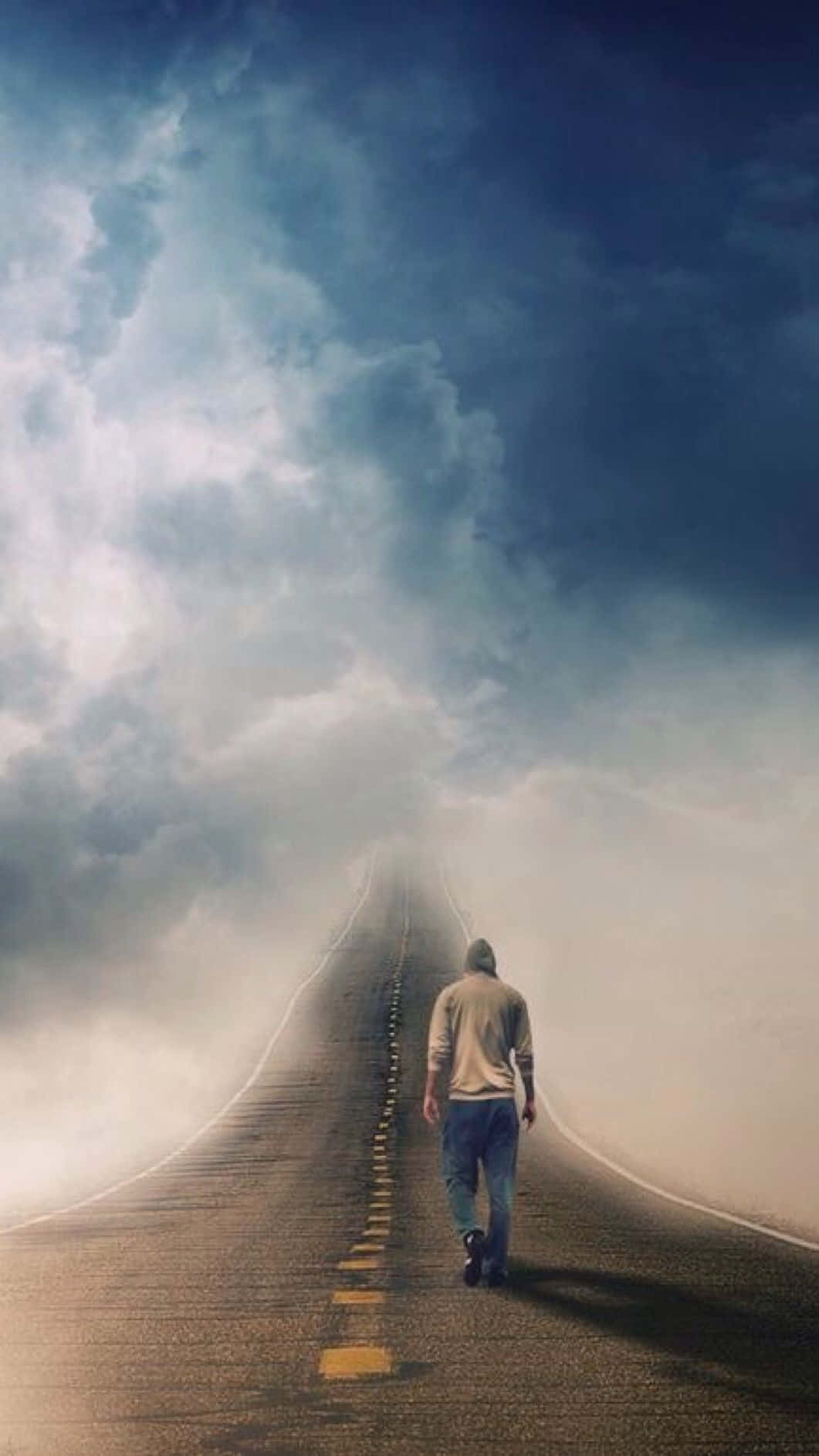 一個人獨自走在霧氣瀰漫的道路上，消失於雲層中。 — 單身男孩 壁紙