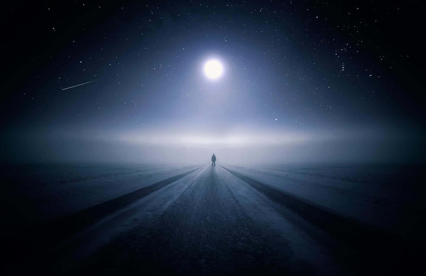 Beautiful Star 桌布 壁紙 — 一個孤獨的身影沿著霧濛濛的道路走向明亮的月亮，夜空繁星點點，還有一顆流星。