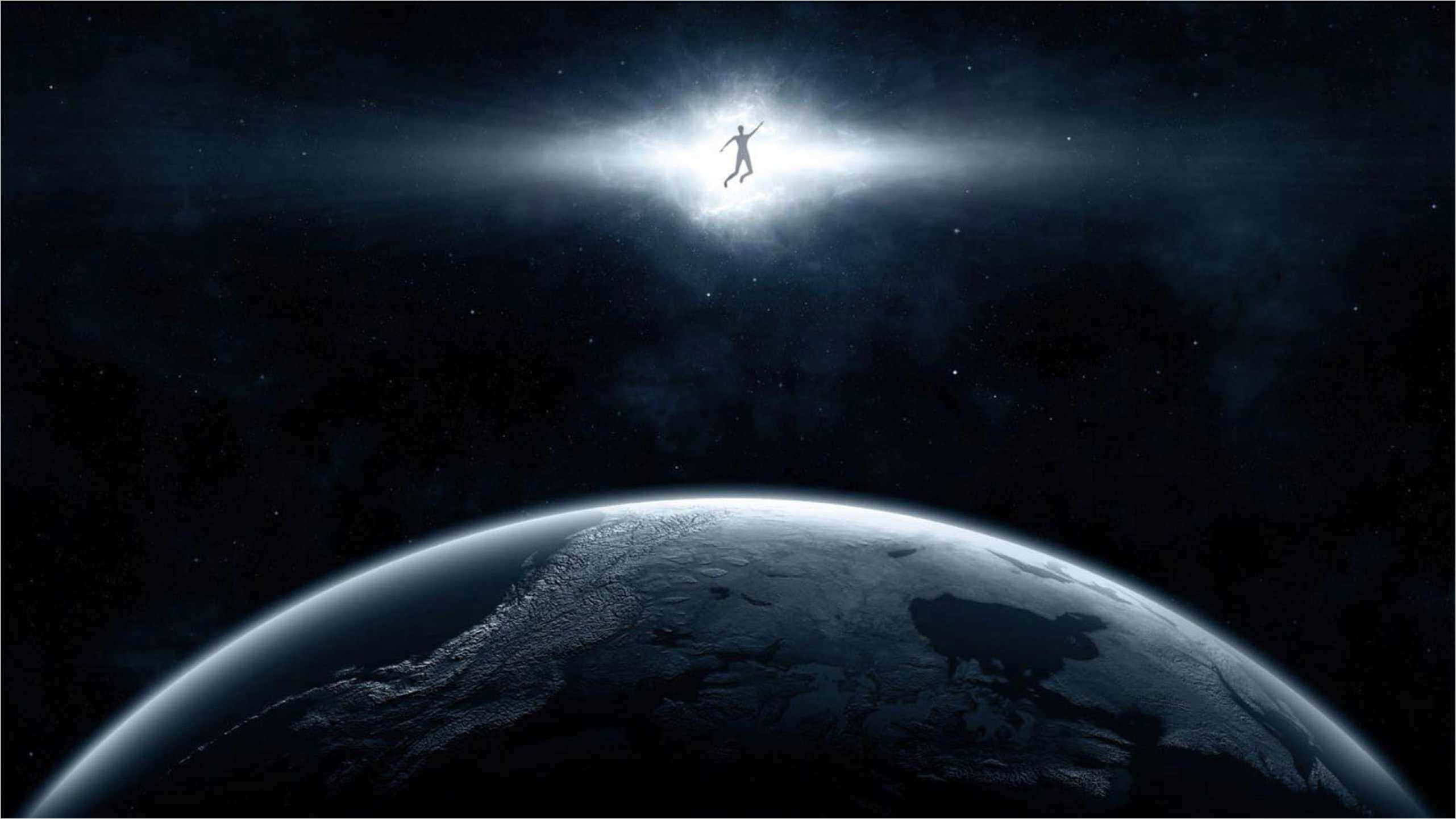 Celestial 桌布 壁紙 — 一個孤獨的身影漂浮在地球上空的太空中，雙臂伸向一道光芒四射的宇宙光源。