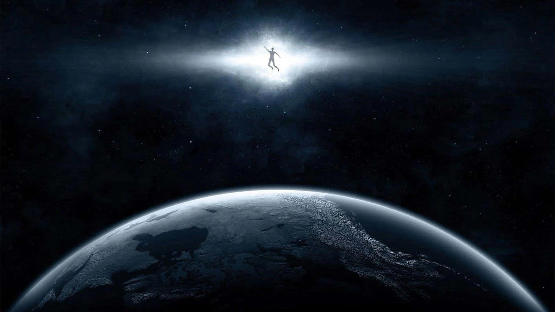 酷炫太空 桌布 壁紙 — 一個孤獨的身影漂浮在地球彎曲地平線之上的太空中，雙臂伸向一道光芒四射的宇宙之光。