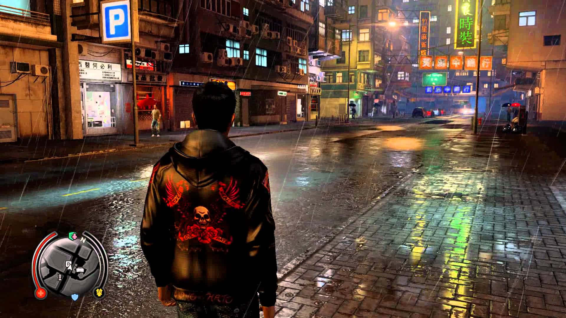 Sleeping Dogs 桌布 壁紙 — 一個孤獨的身影穿著帶有骷髏圖案的連帽衫，在夜晚沿著被雨水打濕、霓虹燈閃爍的都市街道行走。