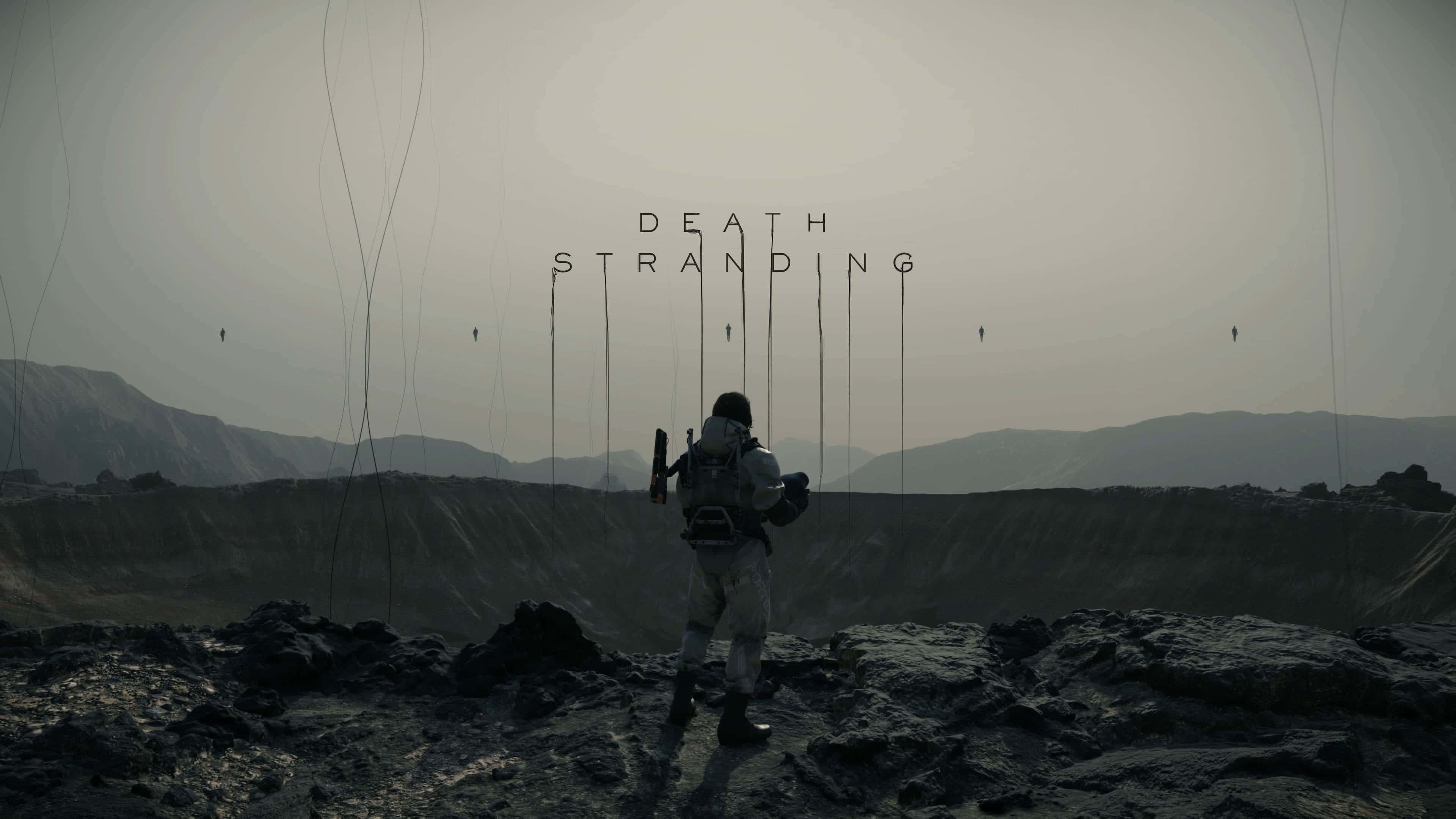 Death Stranding Pc 桌布 壁紙 — 一個孤獨的身影穿著戰術裝備，站在荒涼的岩石平原上，面對著在朦朧山脈背景下不祥地漂浮的字母，拼出「DEATH STRANDING」。