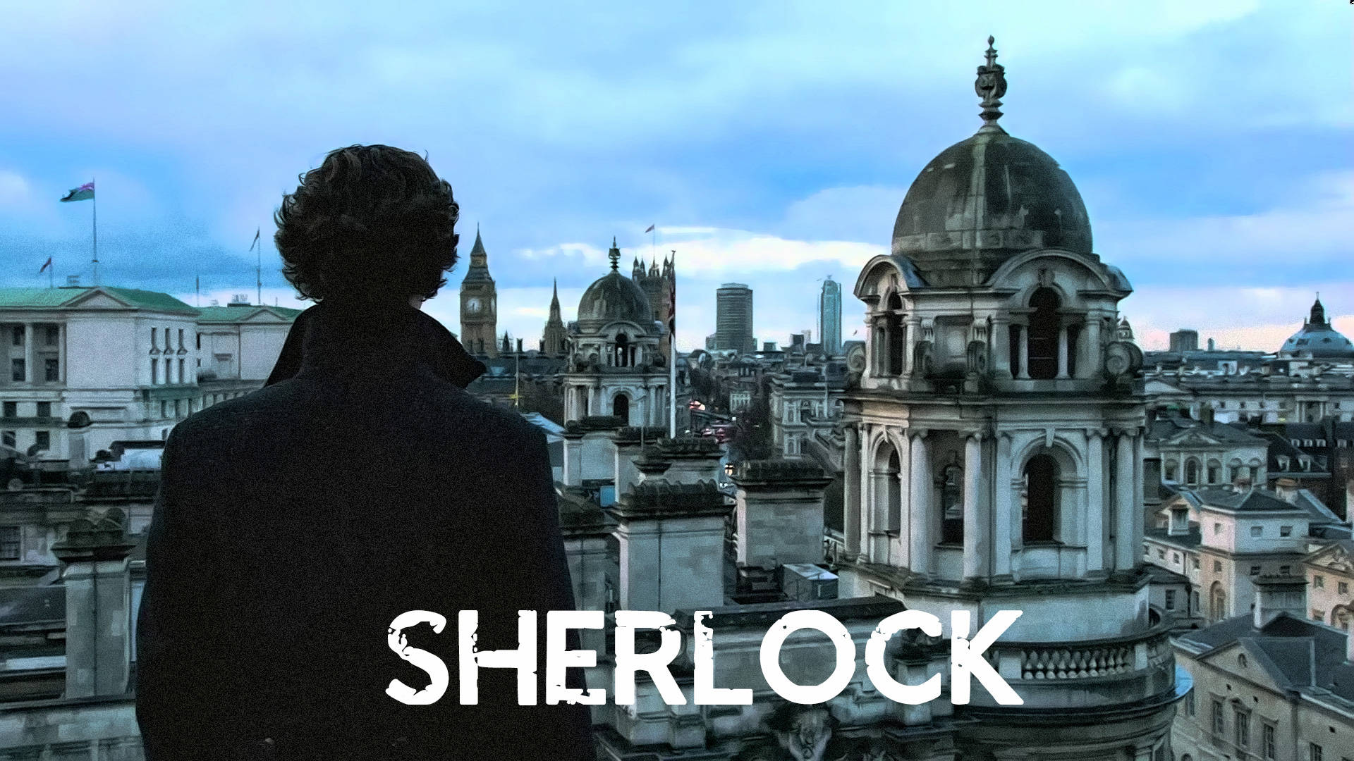 Sherlock 桌布 壁紙 — 一個孤獨的身影穿著深色外套，站在屋頂上，俯瞰著多雲暮色下倫敦的歷史天際線。