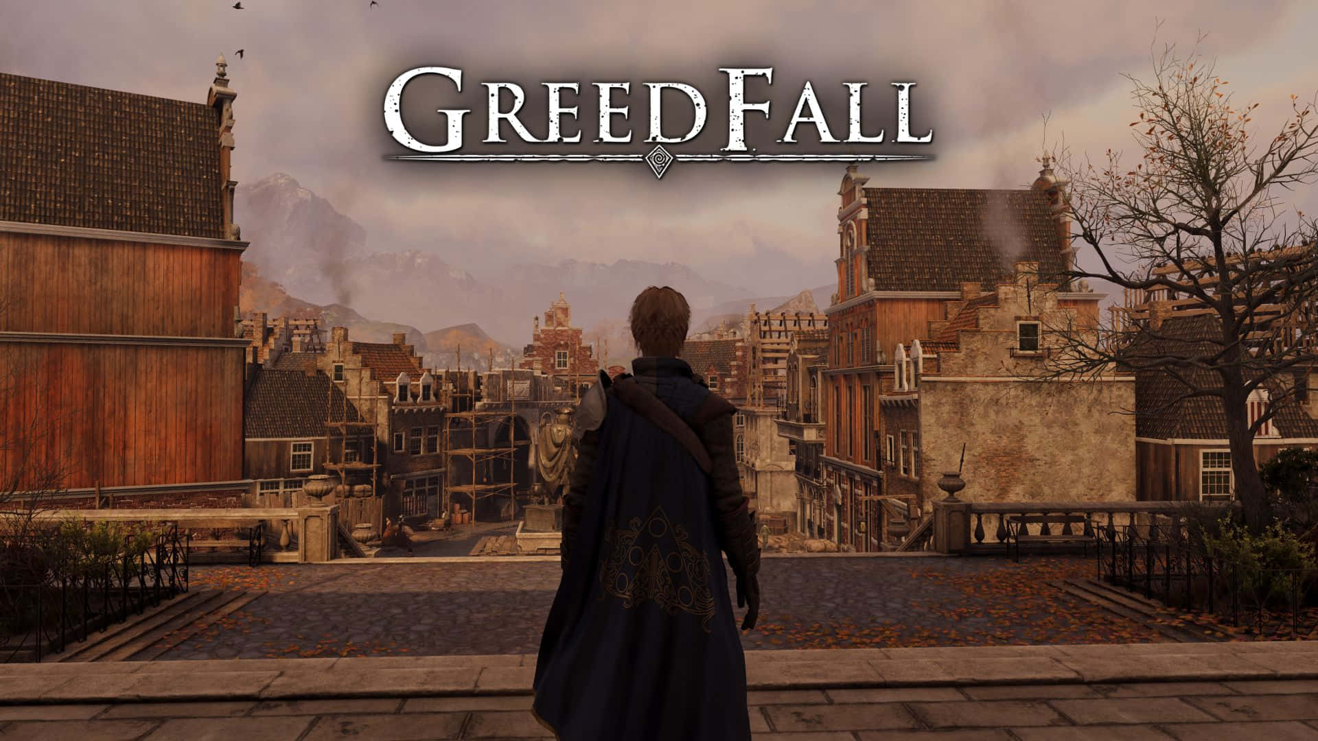 1920x1080 Greedfall 桌布 壁紙 — 一個孤獨的身影穿著深色斗篷站在屋頂上，俯瞰著一個霧氣瀰漫的歐洲風格城市，有秋葉和遠山，天空多雲。