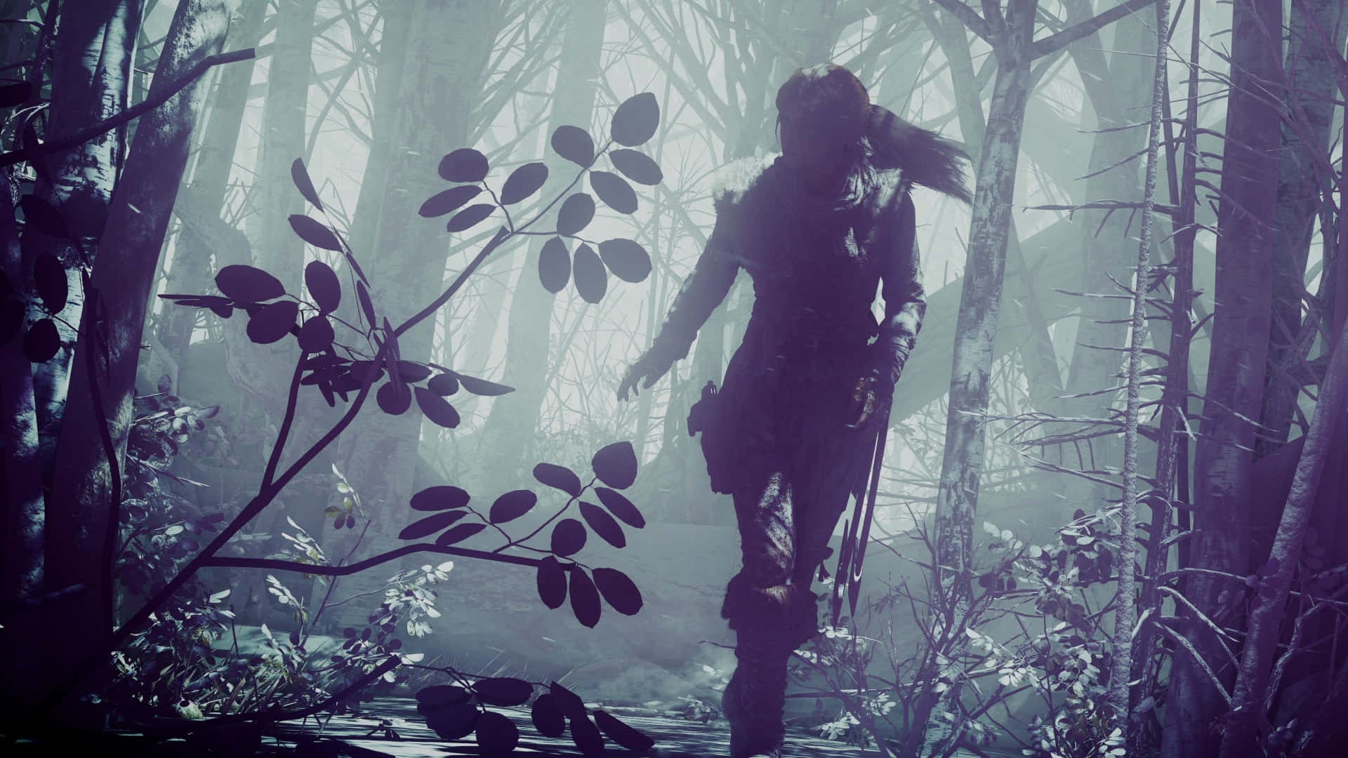 Lara Croft 桌布 壁紙 — 一個孤獨的身影穿著深色裝備，走過一個霧氣瀰漫的紫色森林，樹木光禿，樹葉發光。
