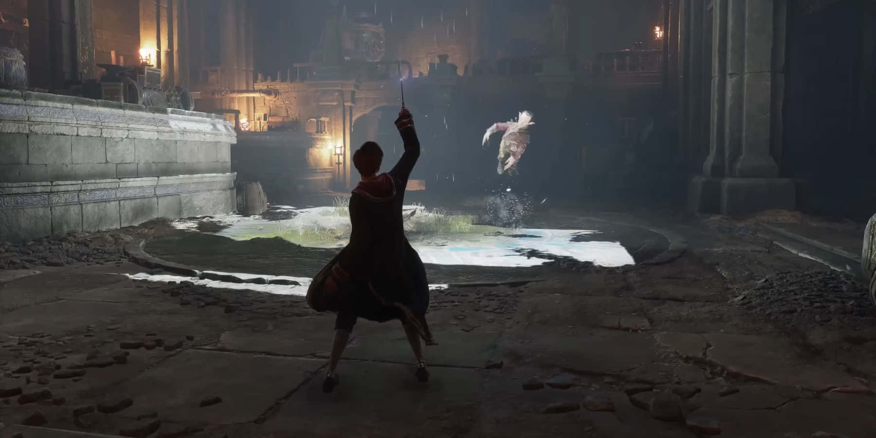 The Battle Of Hogwarts 桌布 壁紙 — 一個孤獨的身影穿著深色長袍，在昏暗的古代廢墟中對一個漂浮的幽靈生物施放發光的咒語。