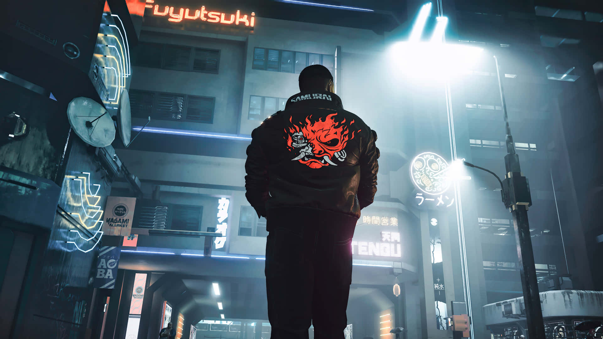1080p Cyberpunk 2077 桌布 壁紙 — 一個孤獨的身影穿著火焰圖案外套，在霧氣瀰漫的賽博龐克城市景觀中，背對著霓虹燈牌站立。