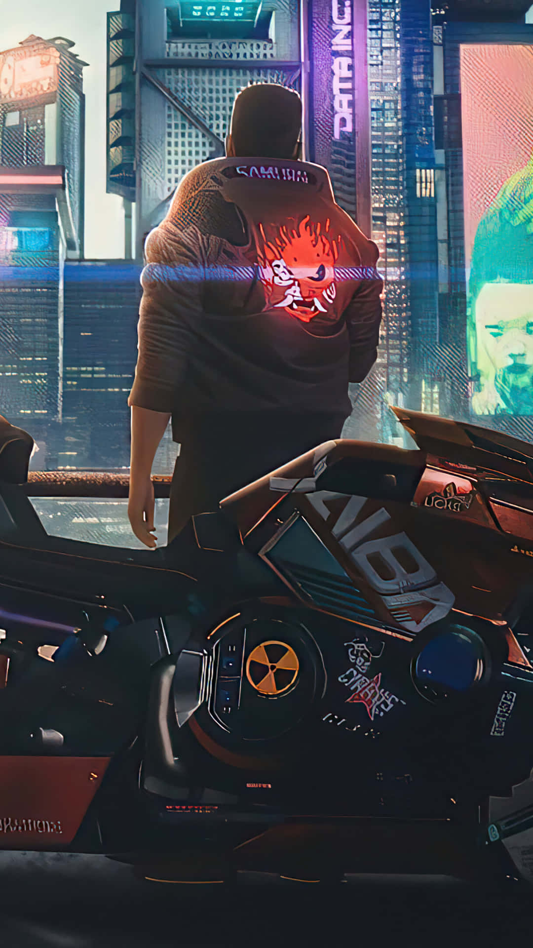 Pixel 3 Cyberpunk 2077 桌布 壁紙 — 一個孤獨的身影穿著發光連帽衫，站在一輛未來感機車旁，身處霓虹燈照亮的賽博龐克城市景觀中。