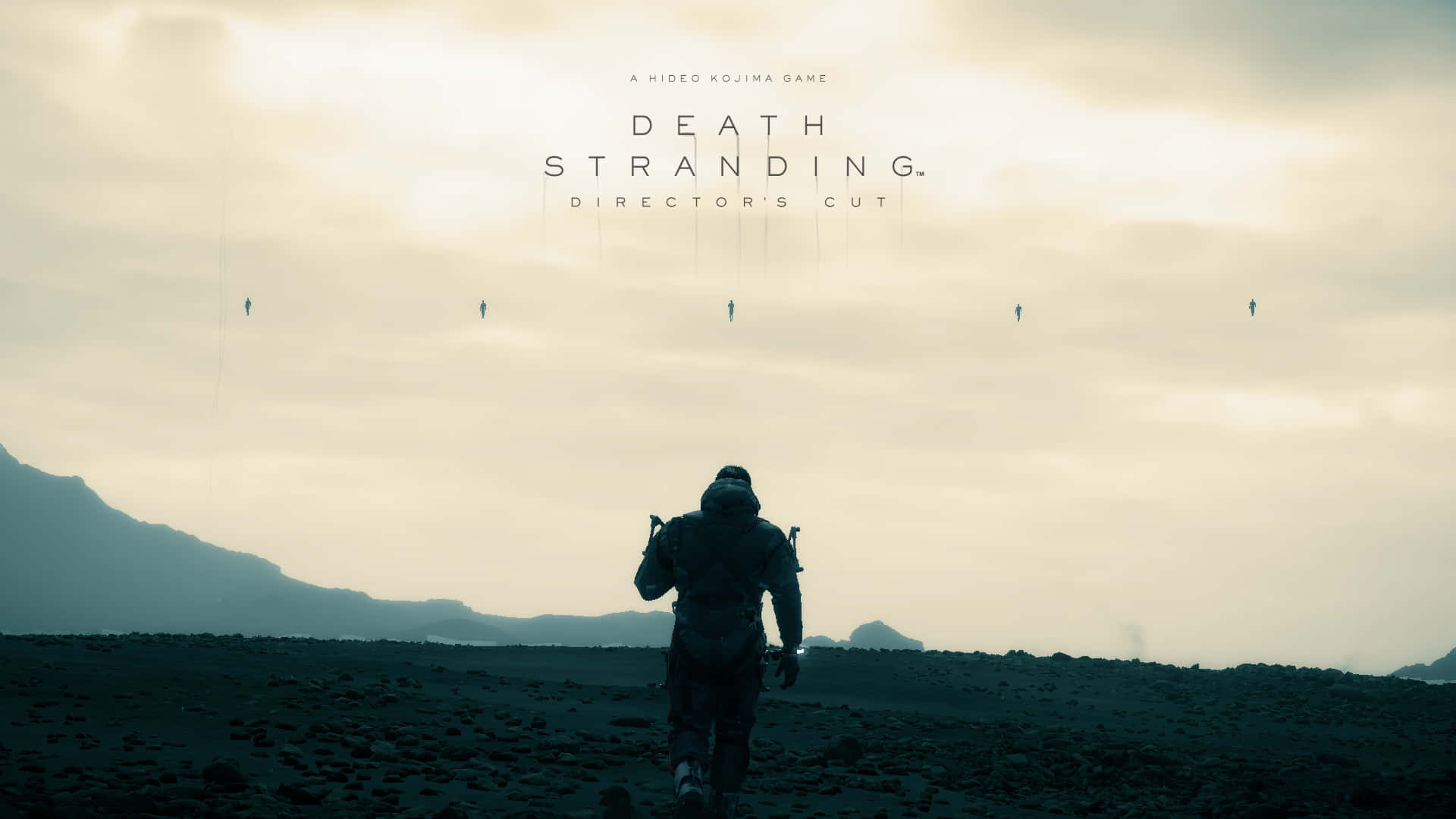 HD Death Stranding 桌布 壁紙 — 一個孤獨的身影穿著笨重的套裝，在朦朧的天空下走過一片貧瘠的景觀，遠處有山脈，上方有漂浮的身影。