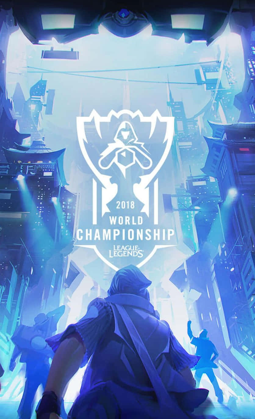 英雄聯盟 桌布 壁紙 — 一個孤獨的身影穿著藍色斗篷，站在發光的League of Legends World Championship標誌前，背景是沐浴在冷藍光中的未來城市景觀。