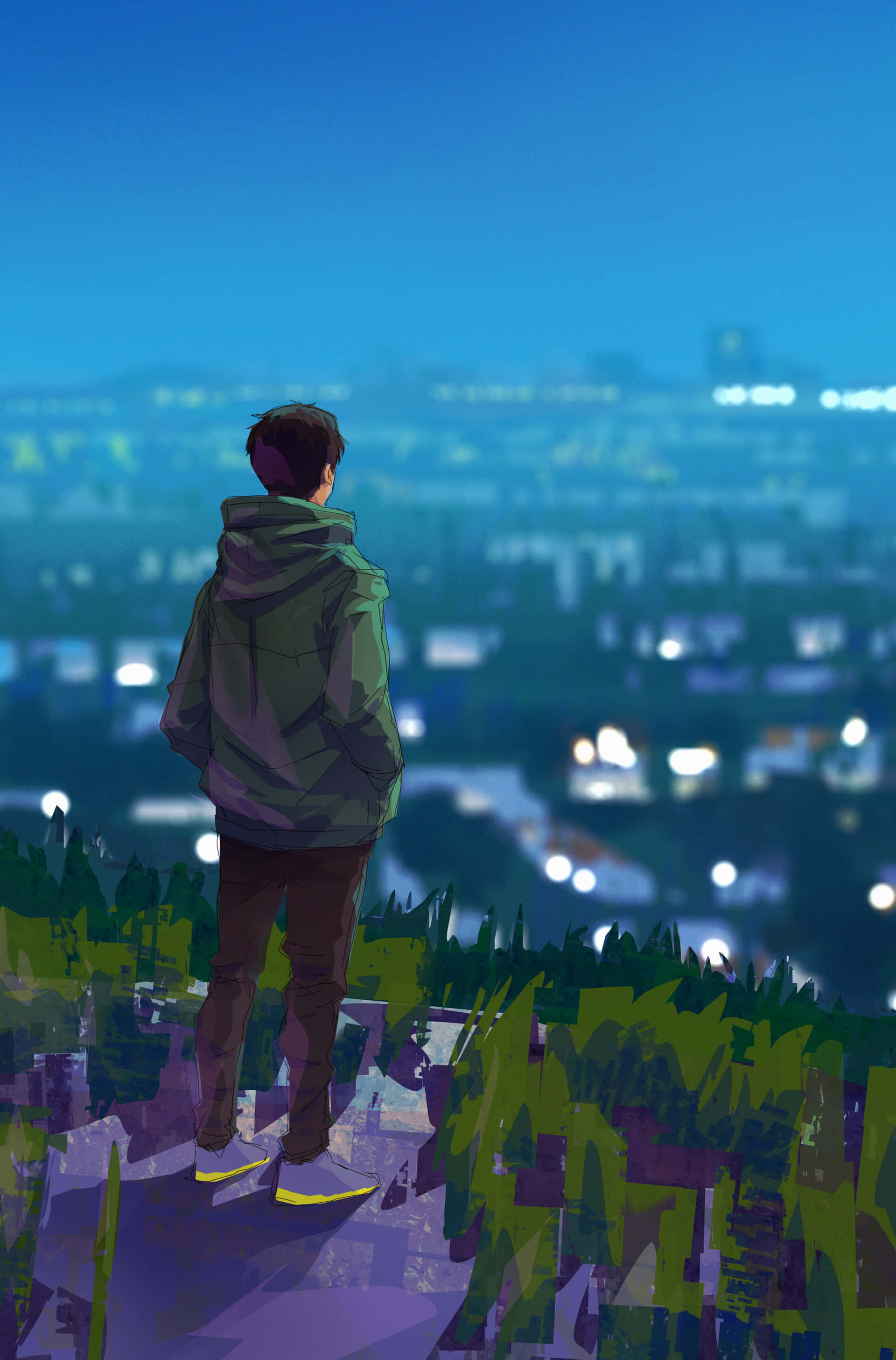anime boys cute 桌布 壁紙 — 一個孤獨的身影穿著連帽衫站在山頂上，俯瞰著暮色中閃爍的城市景觀。