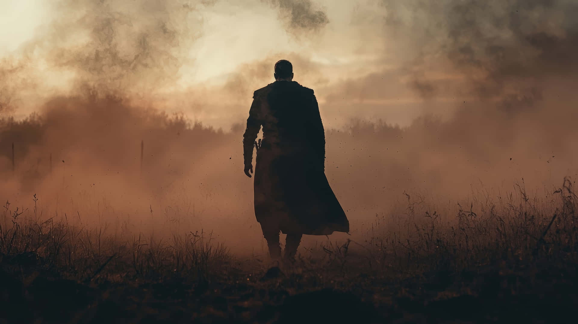 A lone warrior in a long cloak walks through a dust-filled battlefield at sunset 壁紙 — 一個孤獨的身影穿著長外套，在夕陽下穿過塵土飛揚的田野，背景中煙霧繚繞。
