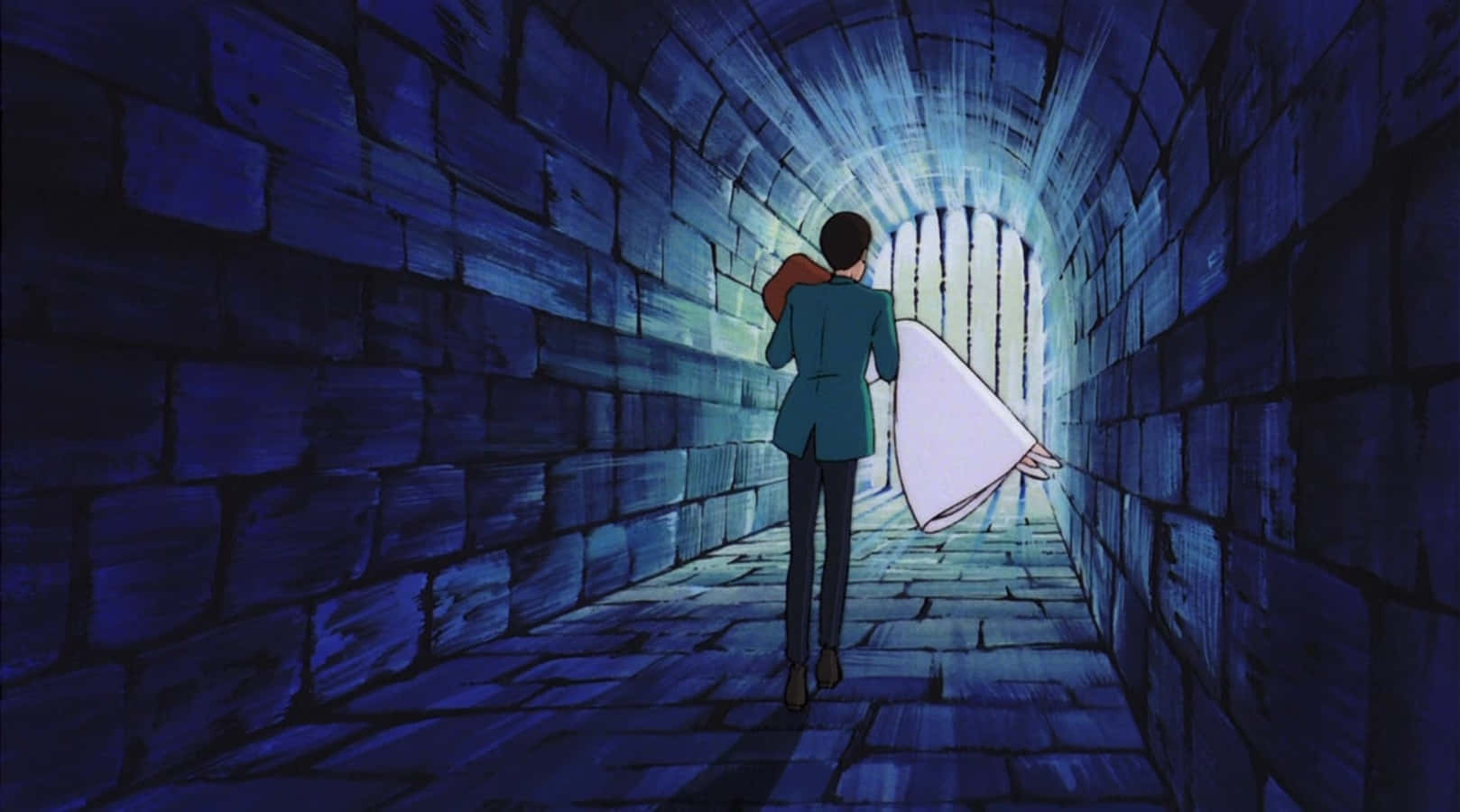 Lupin Iii The Castle Of Cagliostro 桌布 壁紙 — 一個孤獨的身影穿著青綠色外套，沿著狹窄的石頭隧道走向盡頭明亮的出口。