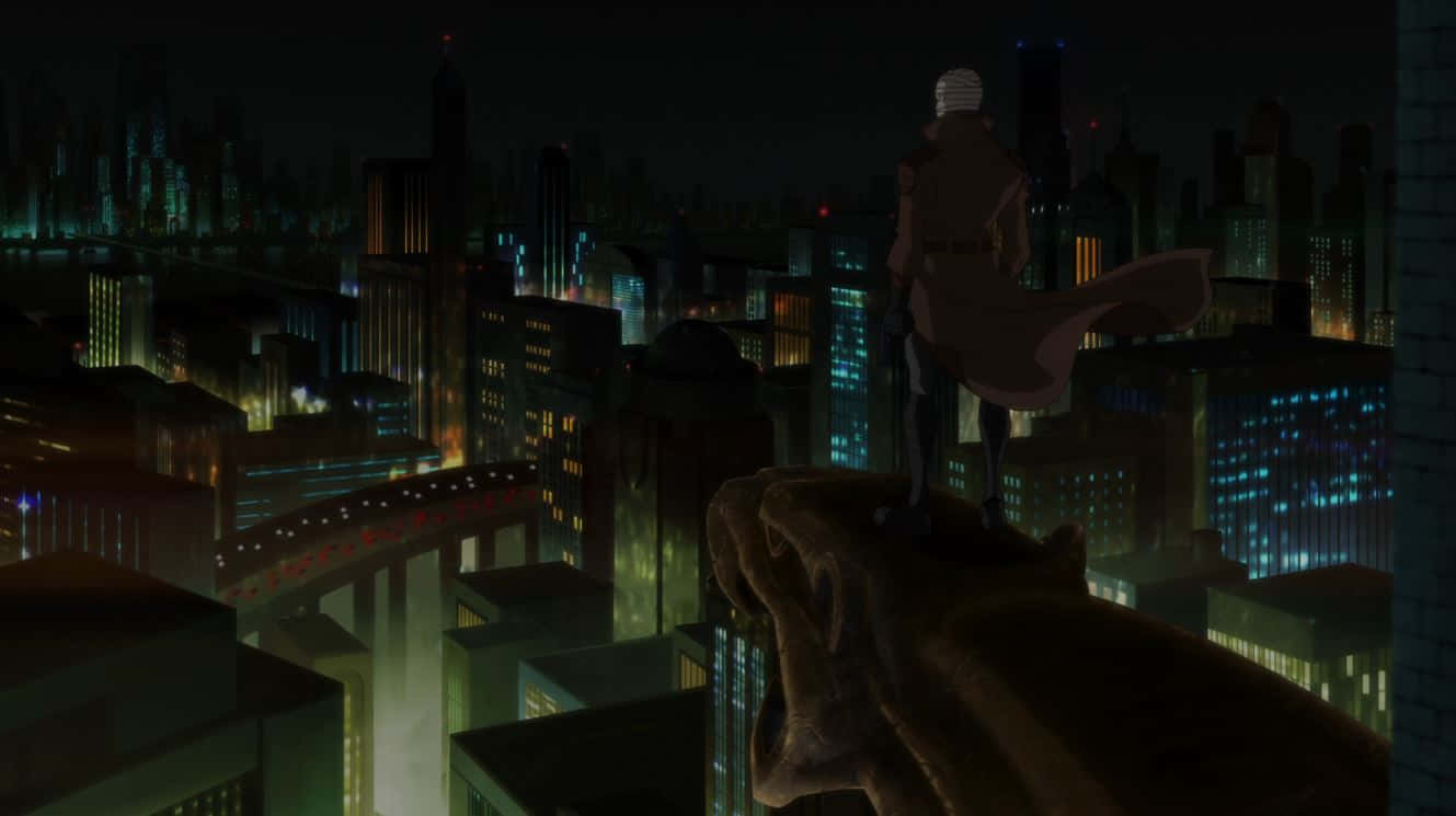Gotham City 桌布 壁紙 — 一個孤獨的身影穿著風衣，站在屋頂上俯瞰夜晚霓虹閃爍的城市景觀。