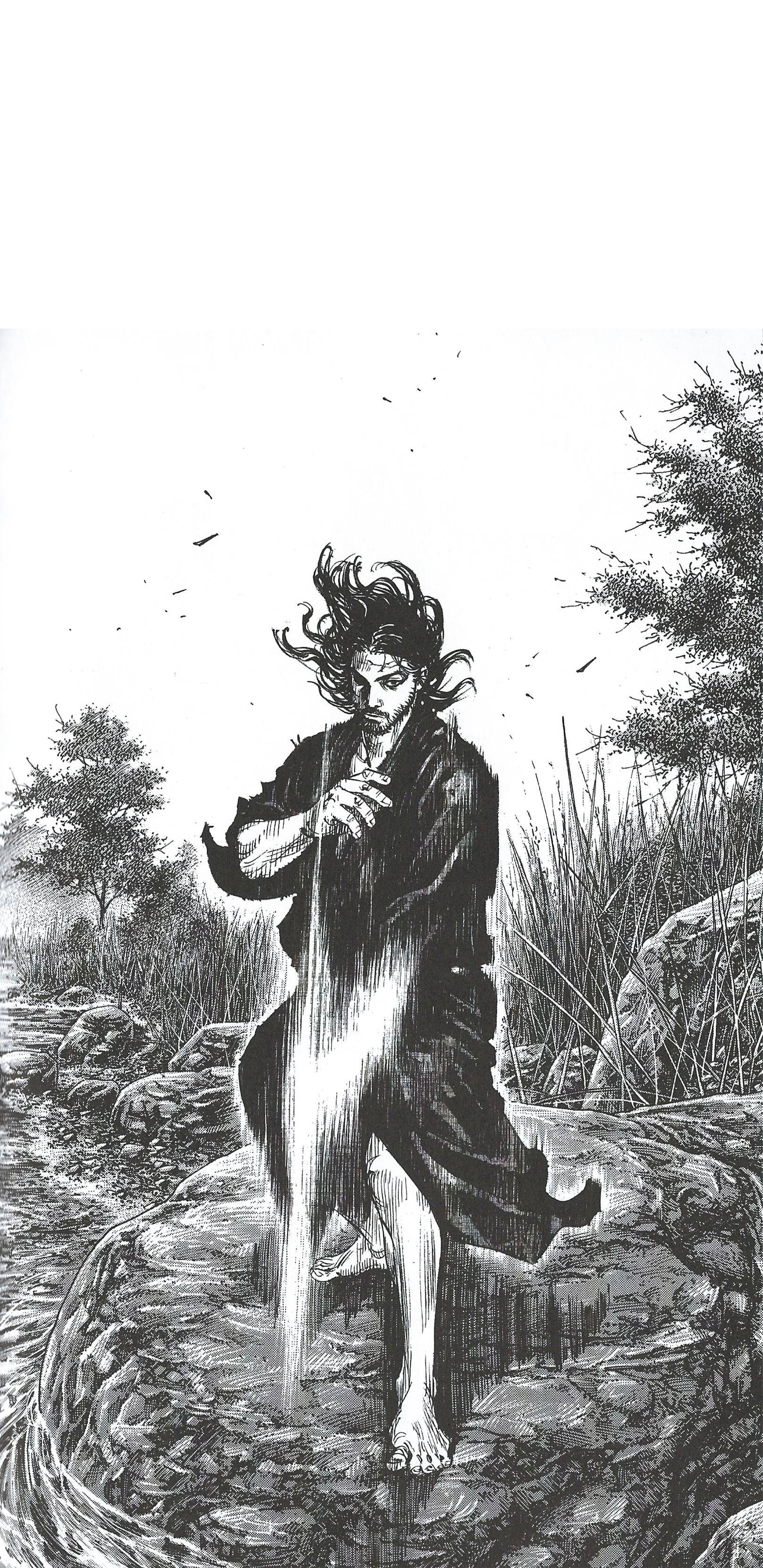 Vagabond 桌布 壁紙 — 一個孤獨的身影穿著飄逸長袍，赤腳站在河石上，在風吹拂的森林中揮舞著一把發光的劍。