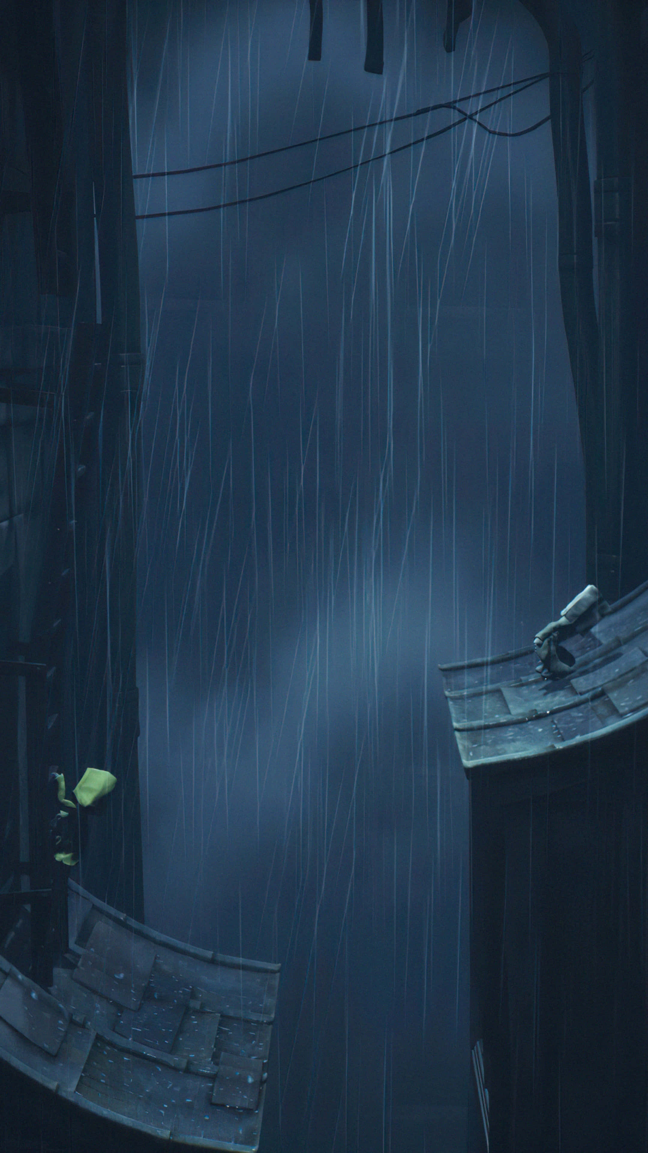 Little Nightmares 4K 桌布 壁紙 — 一個孤獨的身影穿著鮮黃色雨衣，在昏暗的藍色燈光下，於傾盆大雨中走過一條狹窄的小巷。