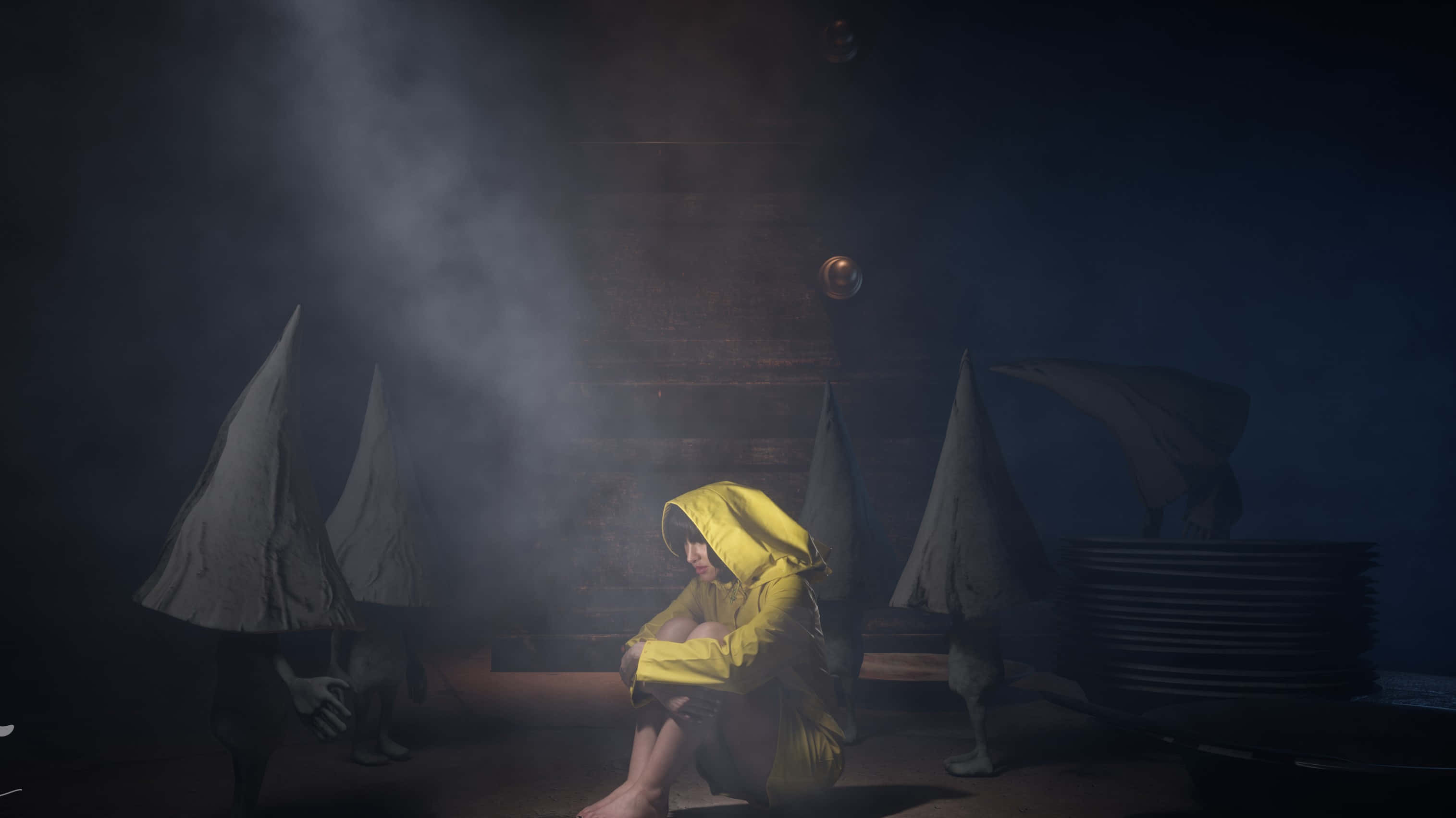 Little Nightmares 4K 桌布 壁紙 — 一個孤獨的身影穿著黃色雨衣，蜷縮在一個黑暗煙霧瀰漫的房間裡，周圍是戴著錐形帽子的兜帽人物。