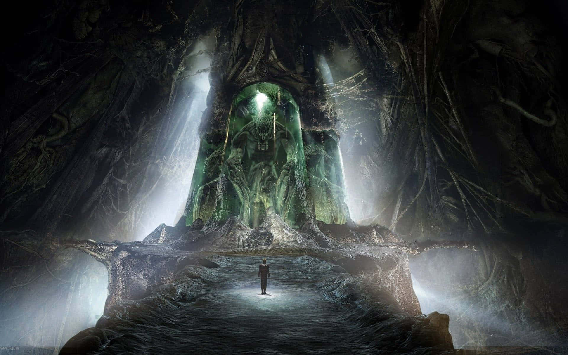 Dark Surrealism 桌布 壁紙 — 一個孤獨的身影站在一個發光的綠色古老祭壇前，位於一個被空靈光束照亮的廣闊黑暗洞穴中。