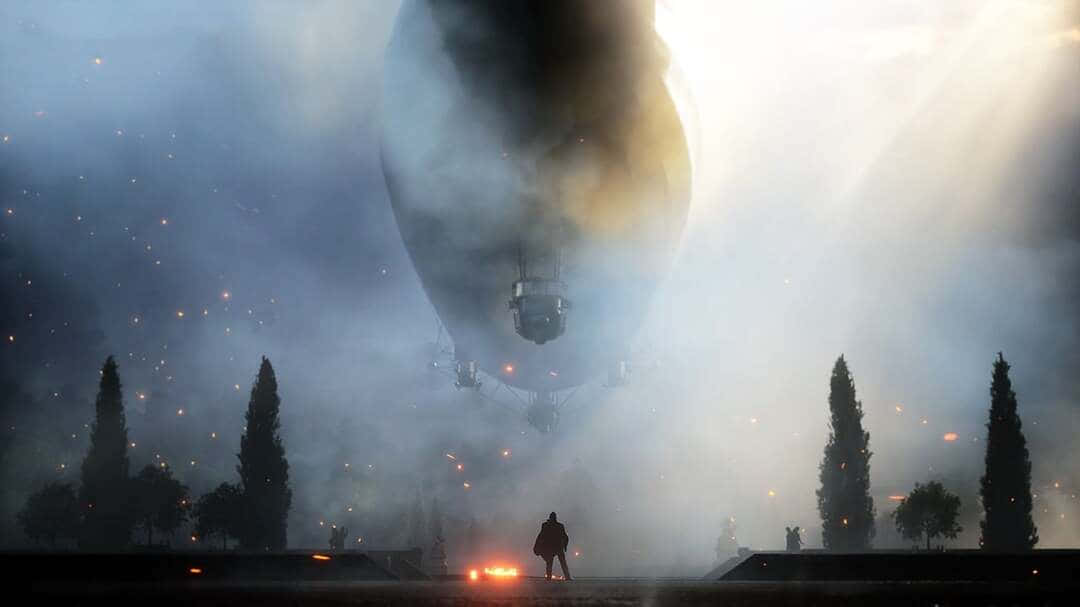 1080p Battlefield 1 桌布 壁紙 — 一個孤獨的身影站在一艘巨大的、充滿煙霧的飛船前，飛船盤旋在一個有高大柏樹的霧氣瀰漫的景觀之上。