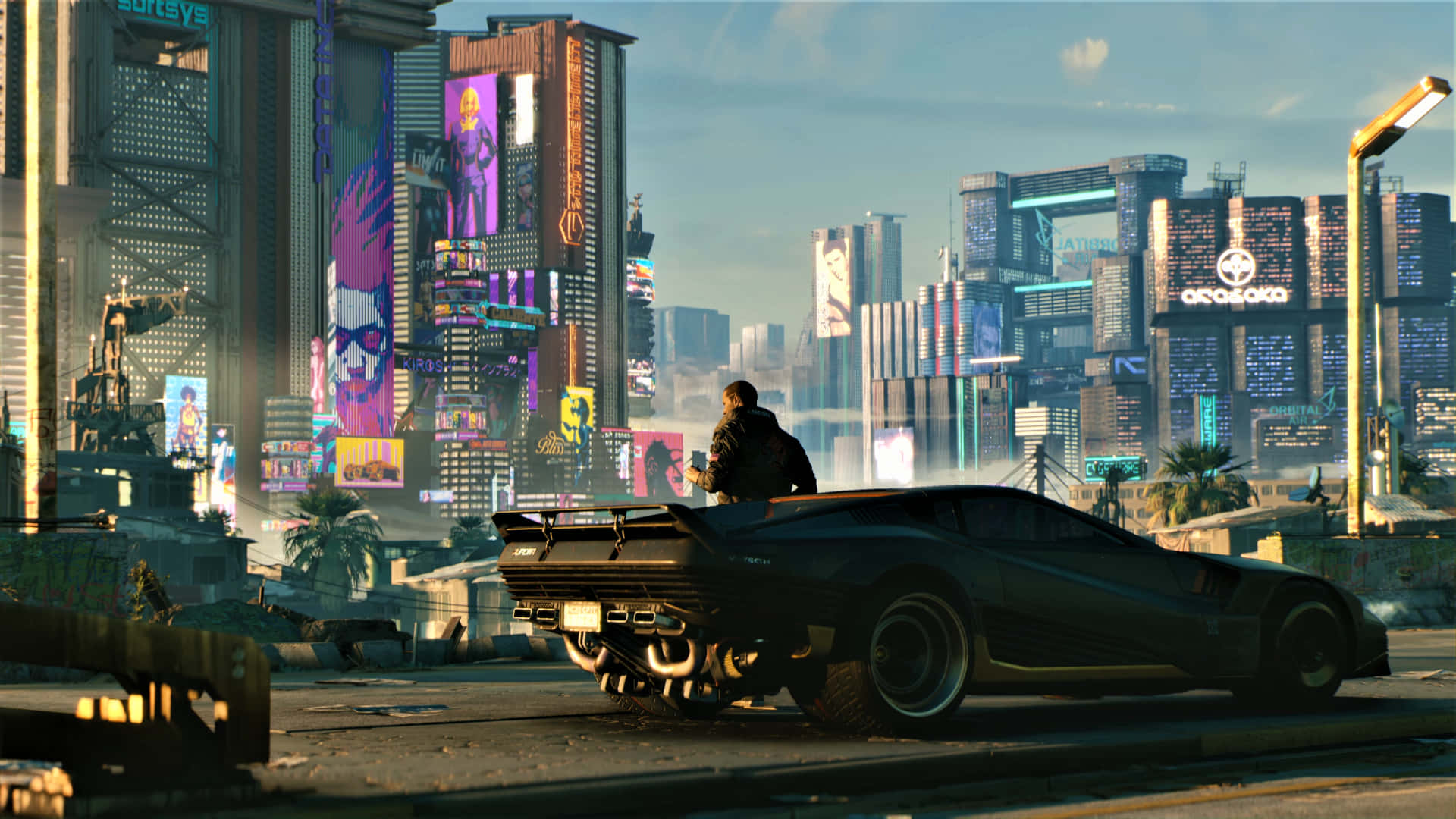 1080p Cyberpunk 2077 桌布 壁紙 — 一個孤獨的身影站在一輛時尚的黑色跑車上，背景是日落時分充滿活力的霓虹燈光 cyberpunk 城市景觀。