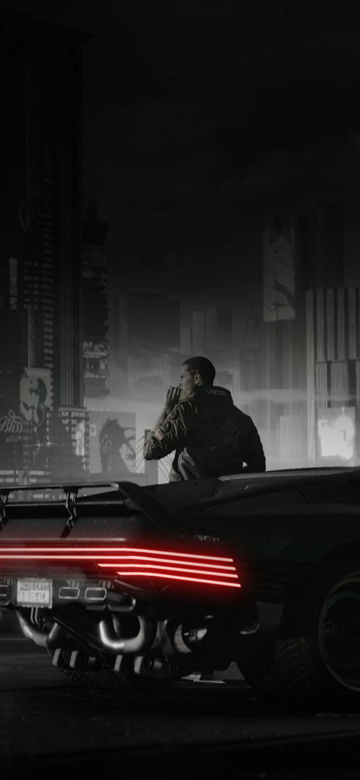 電馭叛客2077 桌布 壁紙 — 一個孤獨的身影站在一輛時尚的黑色汽車上，車尾紅燈閃爍，背景是夜晚霧氣瀰漫、霓虹閃爍的城市景觀。